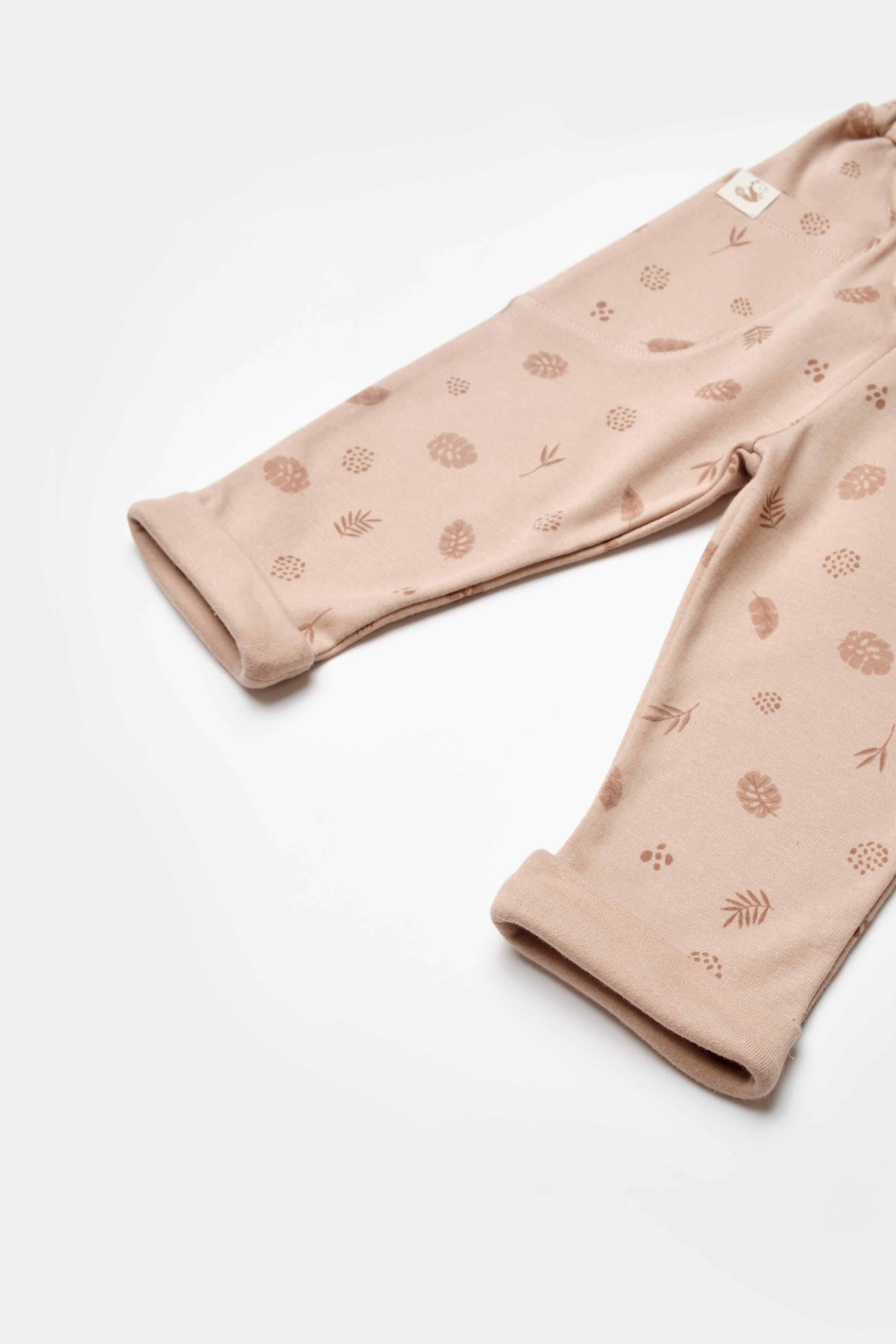GOTS sertifikalı, organik pamuklu Love Our Earth temalı unisex patiksiz bebek tek alt – 6-36 ay arası kullanım için idealdir, hafif ve nefes alabilir kumaşlı.