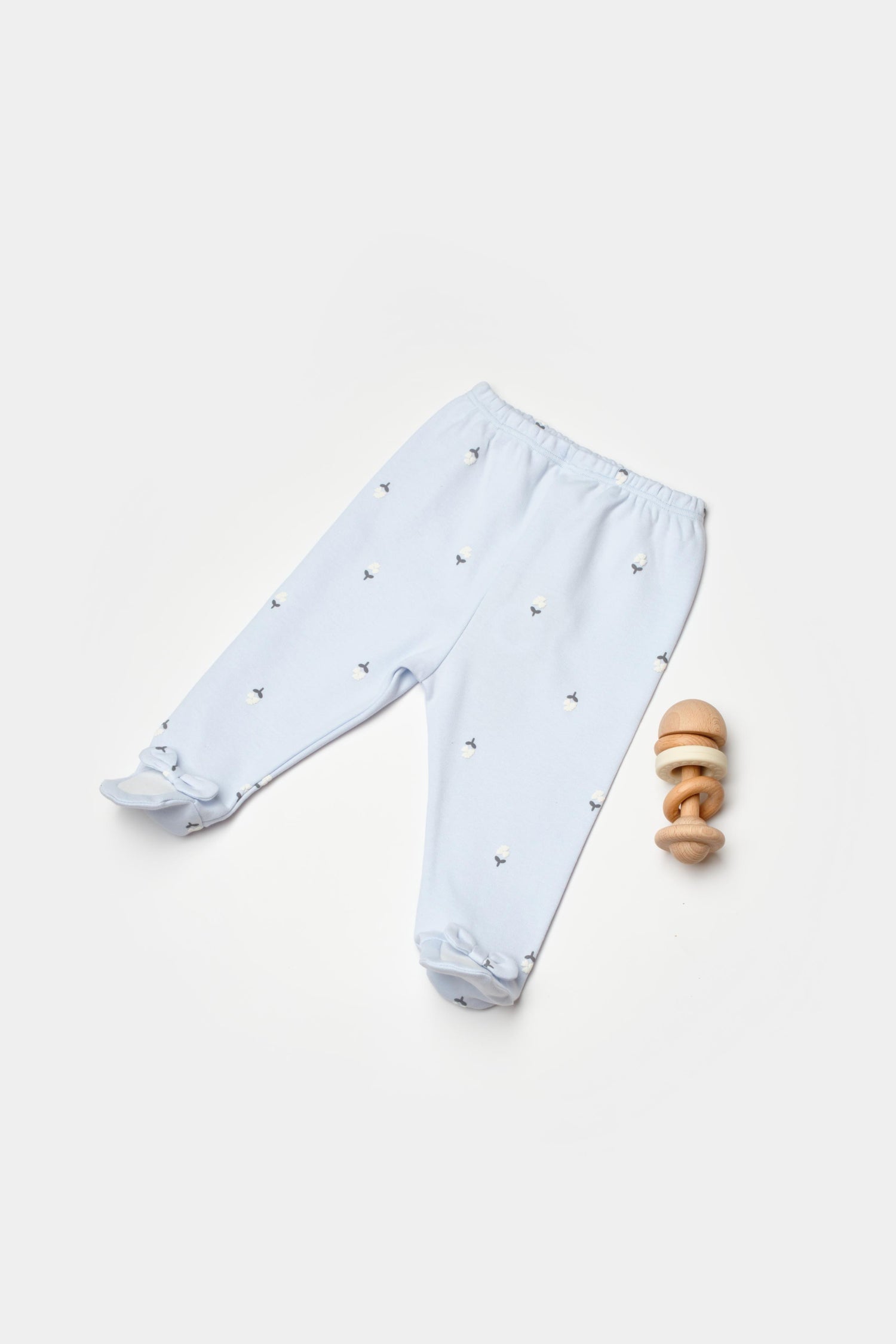 GOTS sertifikalı, organik pamuklu Love Floral temalı unisex patikli bebek alt giysisi – 0-12 ay arası kullanım için uygundur, yumuşak ve doğal kumaşlıdır.