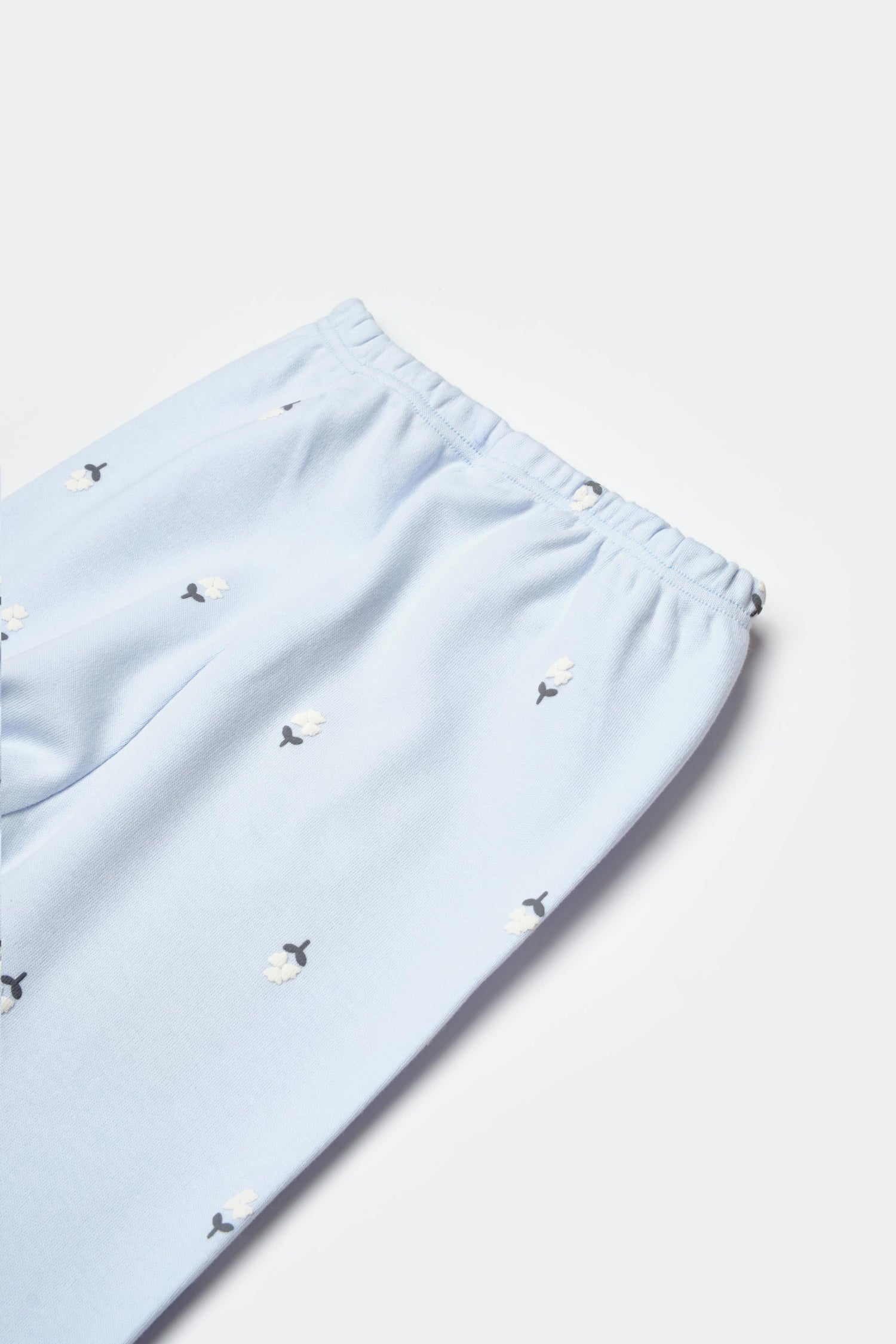 GOTS sertifikalı, organik pamuklu Love Floral temalı, lila renkli  unisex patikli bebek alt giysisi – 0-12 ay arası kullanım için uygundur, yumuşak ve doğal kumaşlıdır. Beli ahattır.