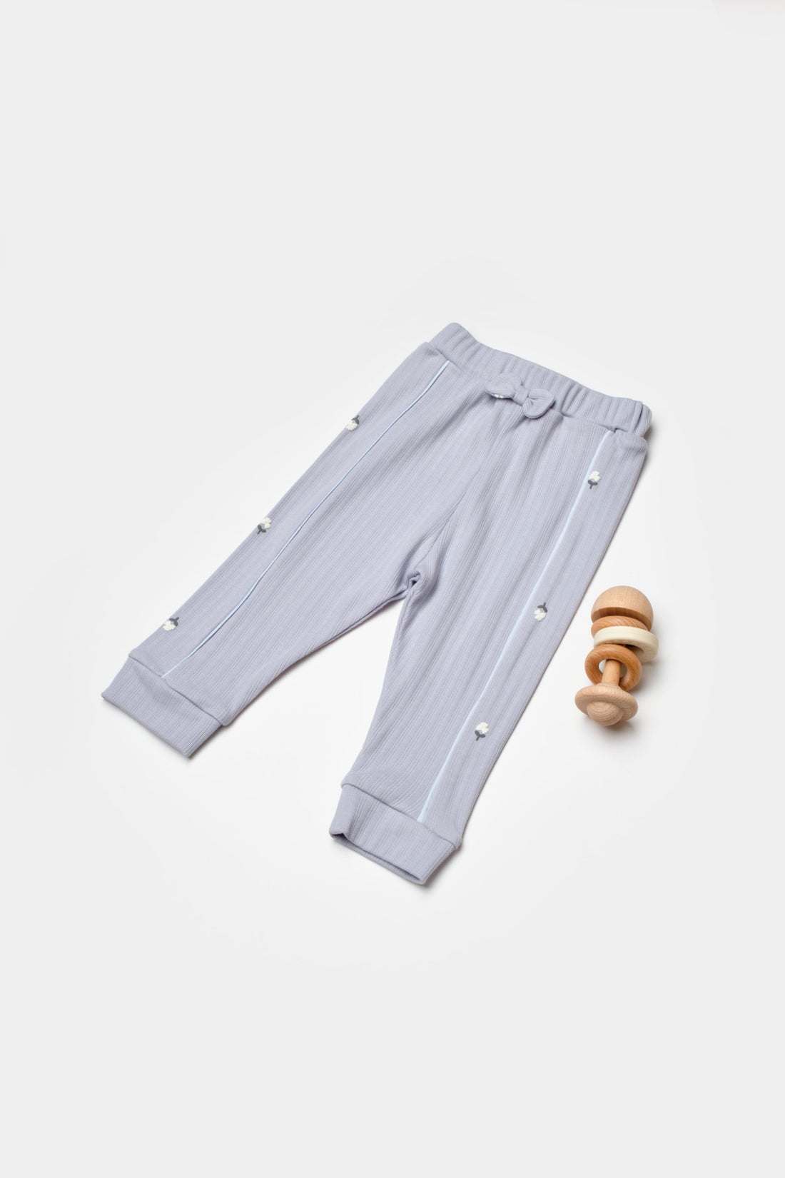 GOTS sertifikalı, organik pamuklu Love Floral desenli unisex lila renkli  bebek tek alt – 6-36 ay arası kullanım için uygun, esnek bel yapısıyla rahatlık sunar.