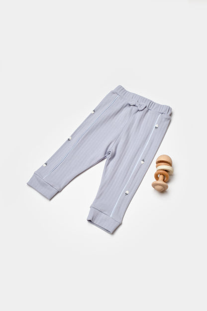 GOTS sertifikalı, organik pamuklu Love Floral desenli unisex lila renkli  bebek tek alt – 6-36 ay arası kullanım için uygun, esnek bel yapısıyla rahatlık sunar.