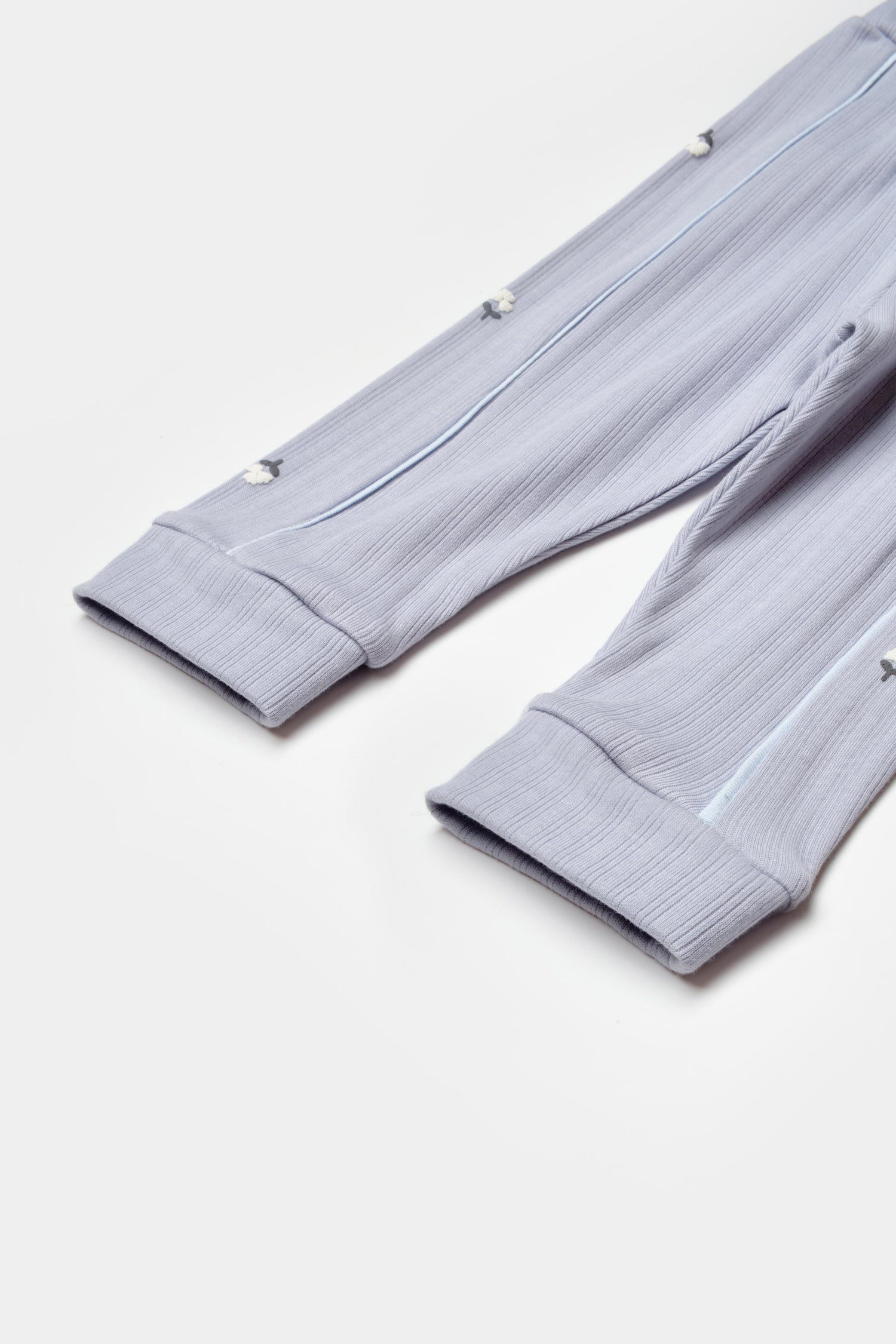 GOTS sertifikalı, organik pamuklu Love Floral desenli unisex lila renkli  bebek tek alt – 6-36 ay arası kullanım için uygun, esnek bel yapısıyla rahatlık sunar.