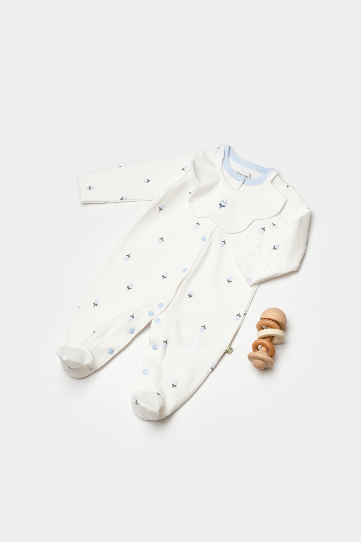 GOTS sertifikalı, organik pamuklu Love Floral temalı geç prematüre / yenidoğan unisex tulum – 0-3 ay arası bebekler için hassas cilde uygun, yumuşak ve nefes alabilir yapıdadır.