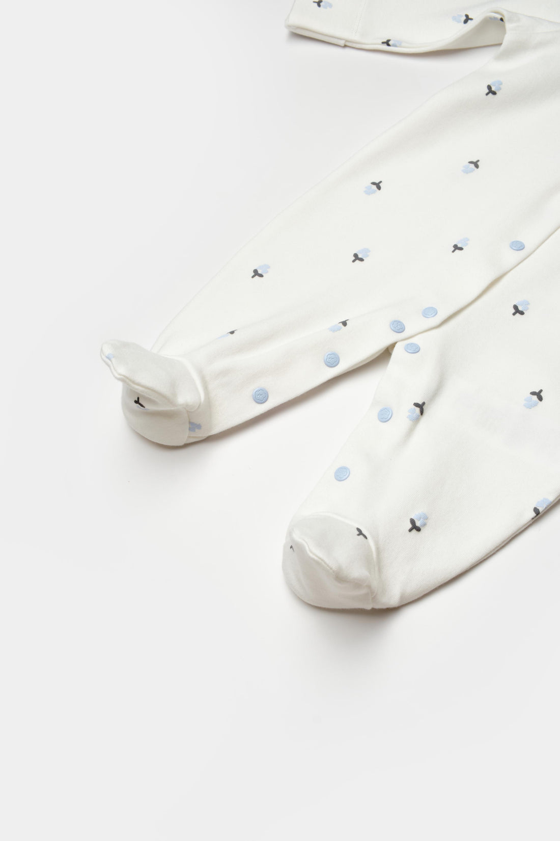 GOTS sertifikalı, organik pamuklu Love Floral temalı geç prematüre / yenidoğan unisex tulum – 0-3 ay arası bebekler için hassas cilde uygun, yumuşak ve nefes alabilir yapıdadır. ayakları patiklidir.