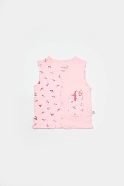 GOTS sertifikalı, organik pamuklu Sweet Friends temalı kız bebek yeleği – 6-36 ay arası kullanım için uygun, yumuşak dokulu ve düğmeli tasarıma sahiptir.