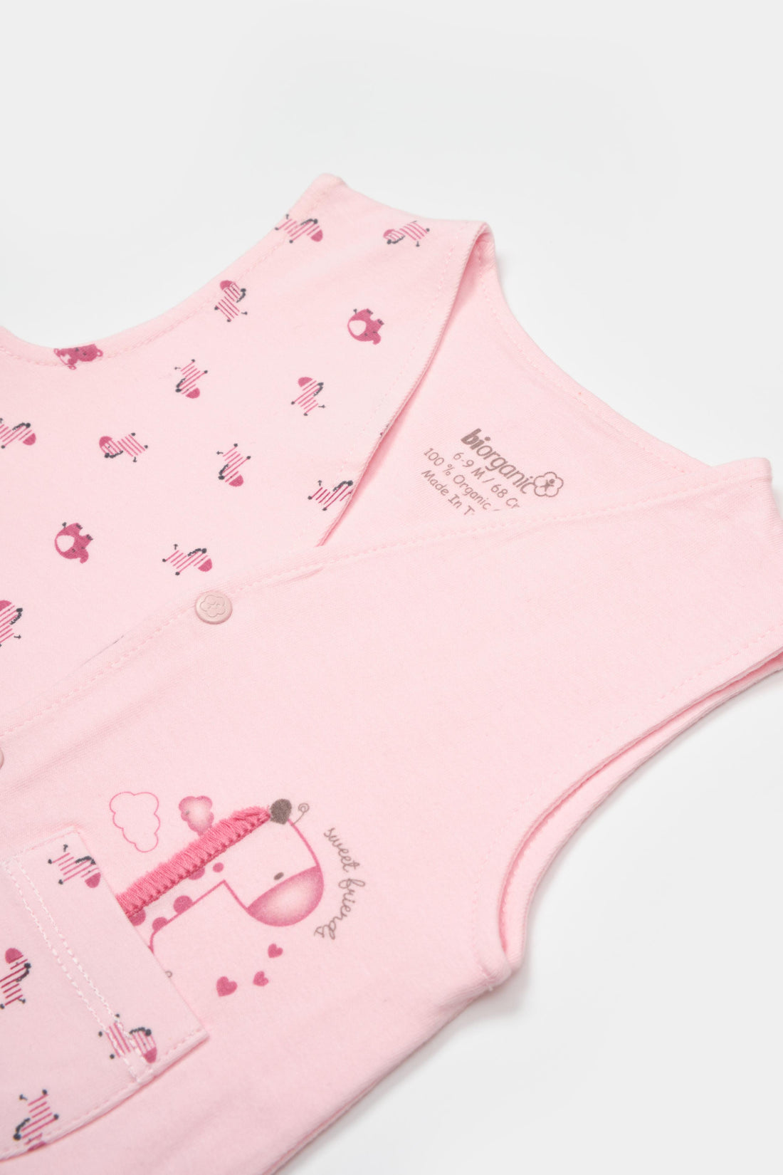 GOTS sertifikalı, organik pamuklu Sweet Friends temalı kız bebek yeleği – 6-36 ay arası kullanım için uygun, yumuşak dokulu, sevimli tasarımlı ve düğmeli tasarıma sahiptir.