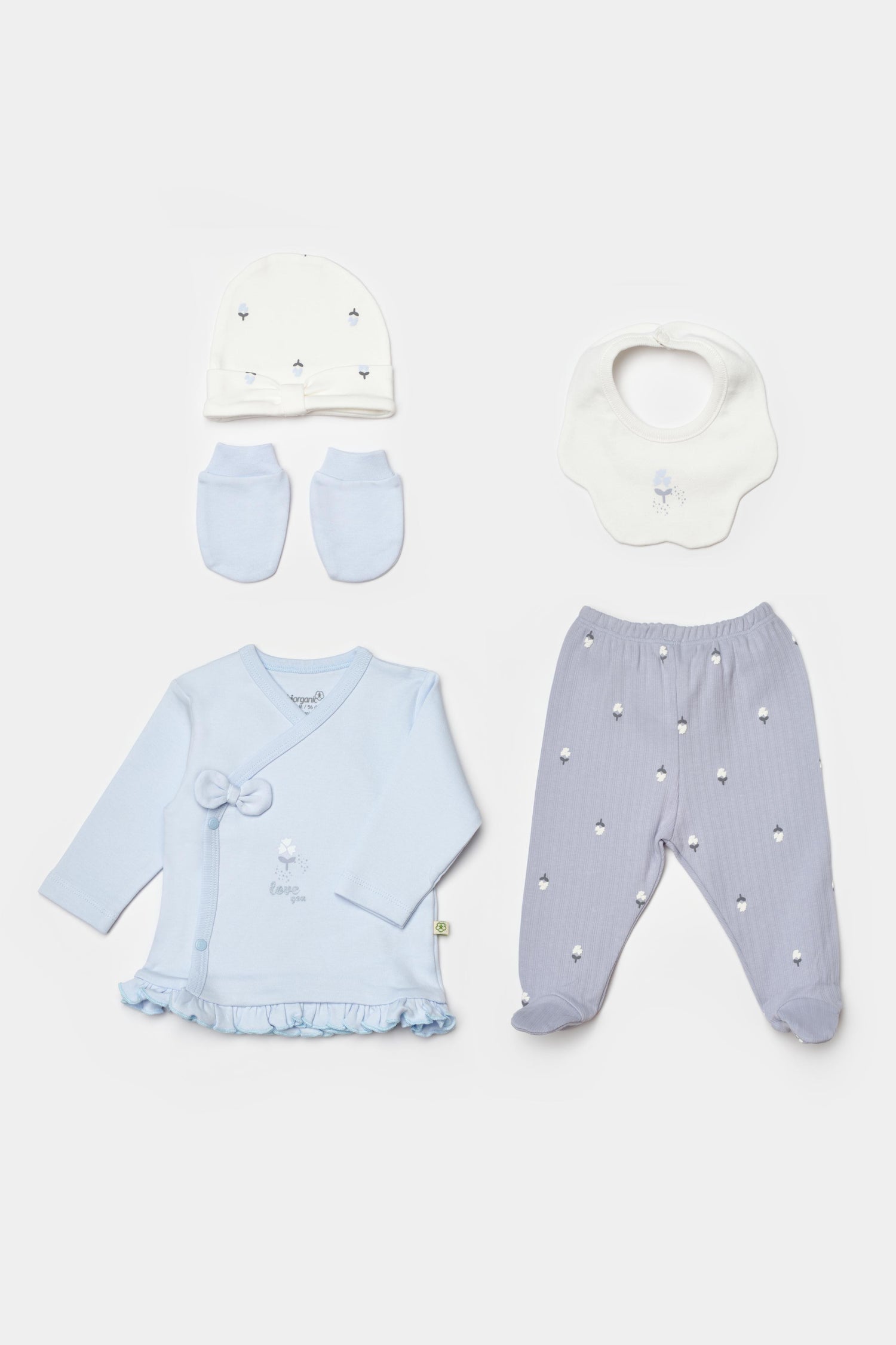 özel kutulu, GOTS sertifikalı, organik pamuklu, unisex 5’li hastane çıkışı – love floral desenli zıbın body, patikli tek alt, bere, önlük ve eldiven içerir.