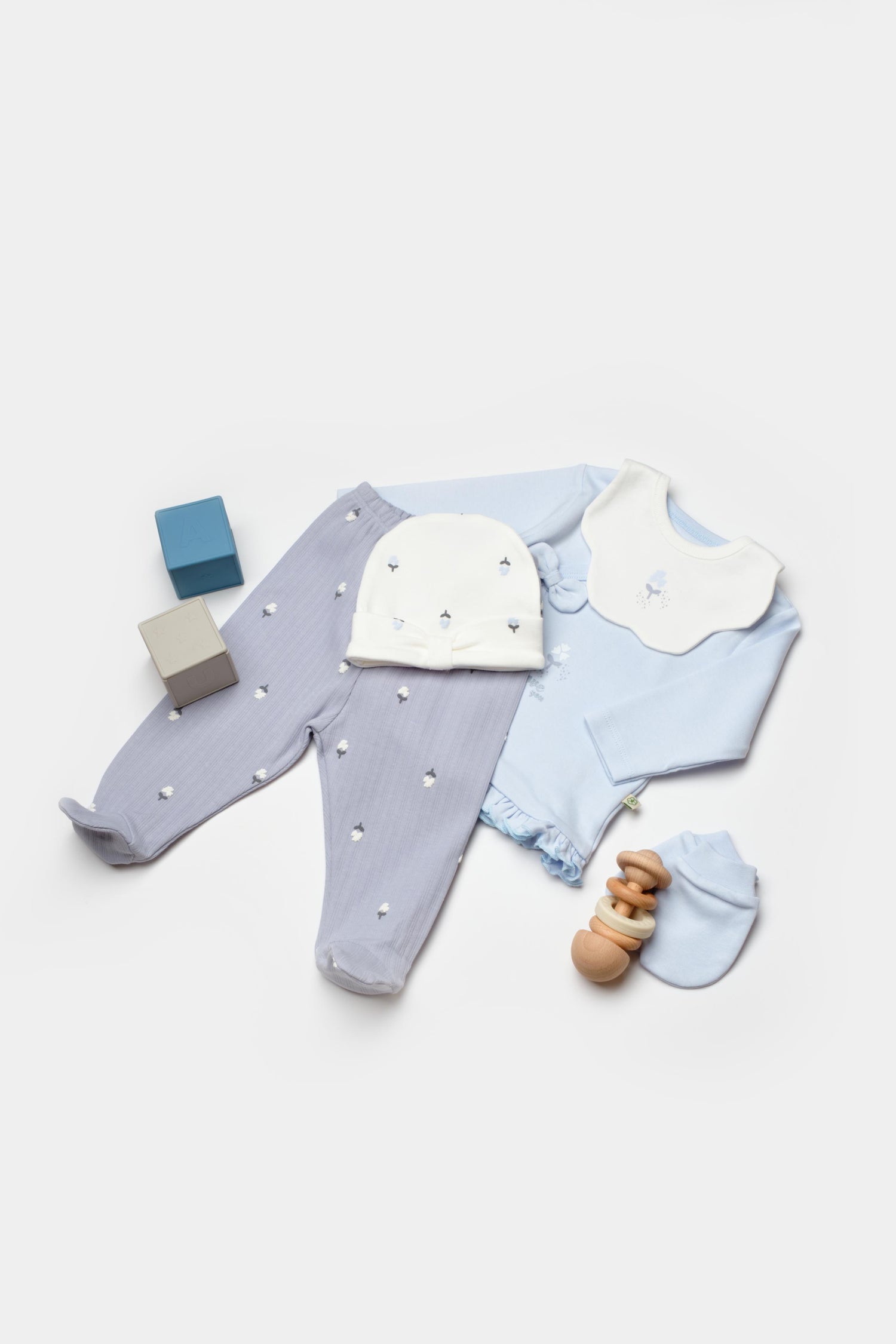 özel kutulu, GOTS sertifikalı, organik pamuklu, unisex 5’li hastane çıkışı – love floral desenli zıbın body, patikli tek alt, bere, önlük ve eldiven içerir.