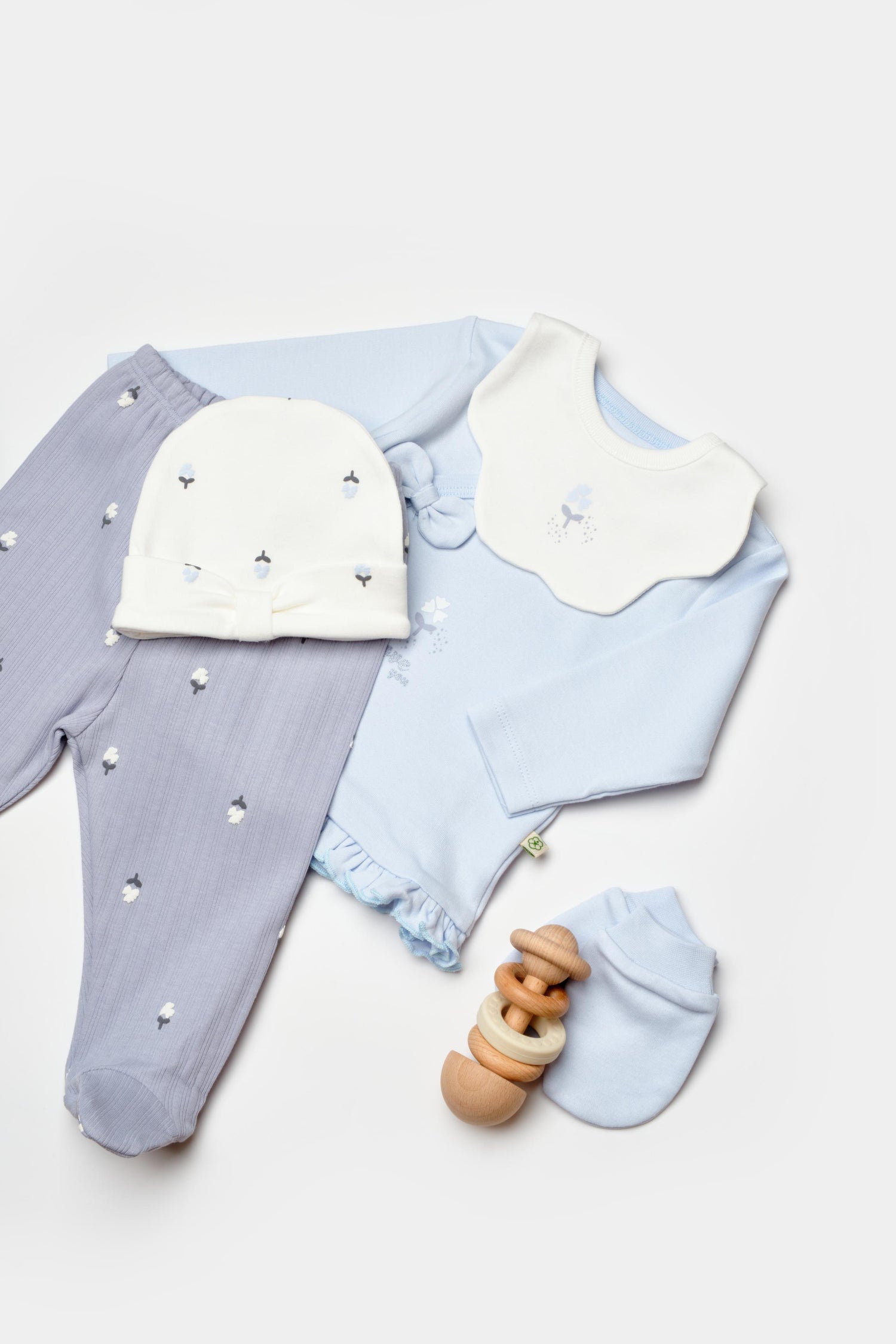 özel kutulu, GOTS sertifikalı, organik pamuklu, unisex 5’li hastane çıkışı – love floral desenli zıbın body, patikli tek alt, bere, önlük ve eldiven içerir.