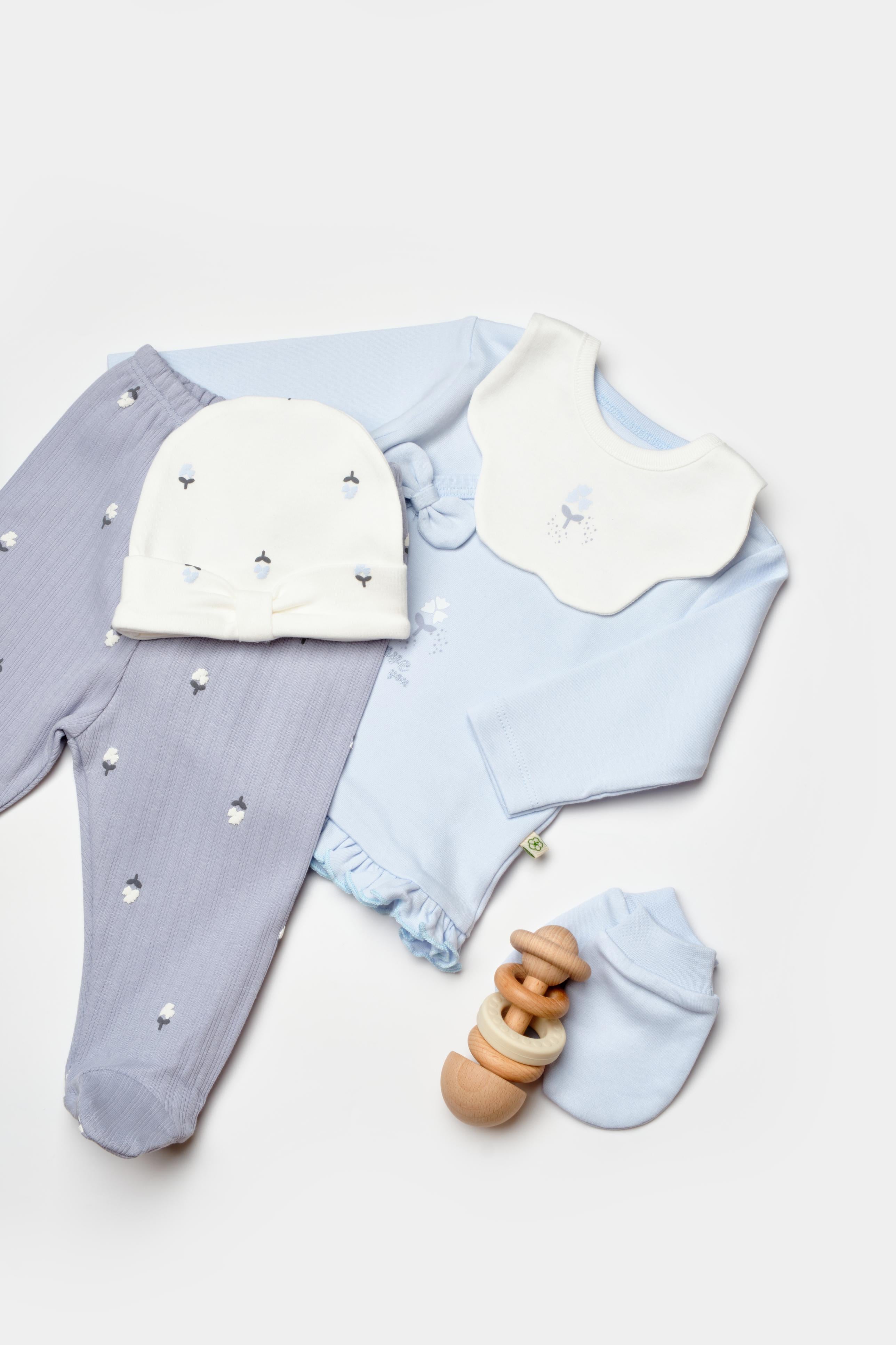 özel kutulu, GOTS sertifikalı, organik pamuklu, unisex 5’li hastane çıkışı – love floral desenli zıbın body, patikli tek alt, bere, önlük ve eldiven içerir.
