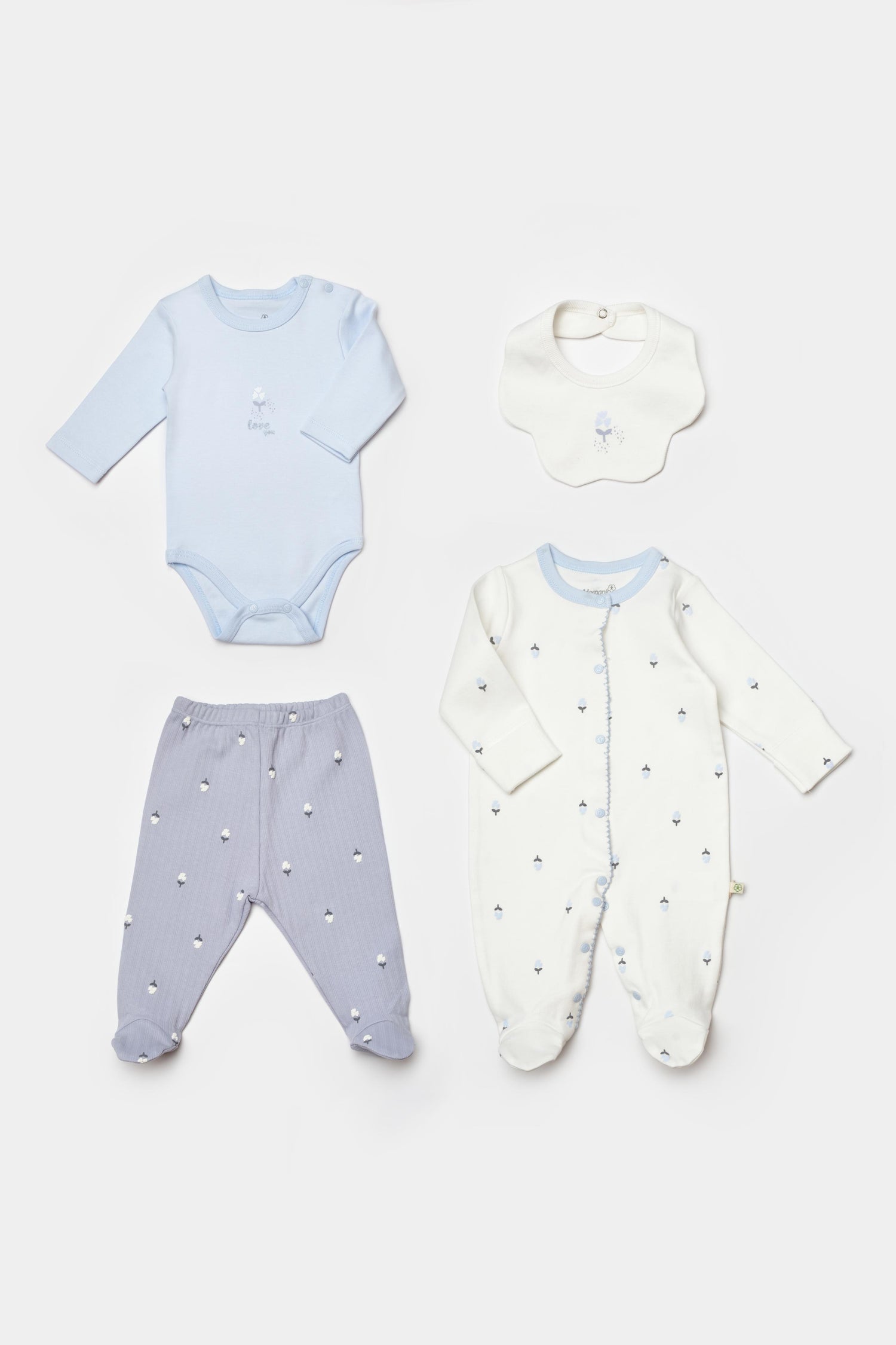 GOTS sertifikalı, organik pamuklu, love floral desenli unisex 4’lü yenidoğan takımı – 0-3 ay bebekler için body, pantolon, tulum ve önlükten oluşur