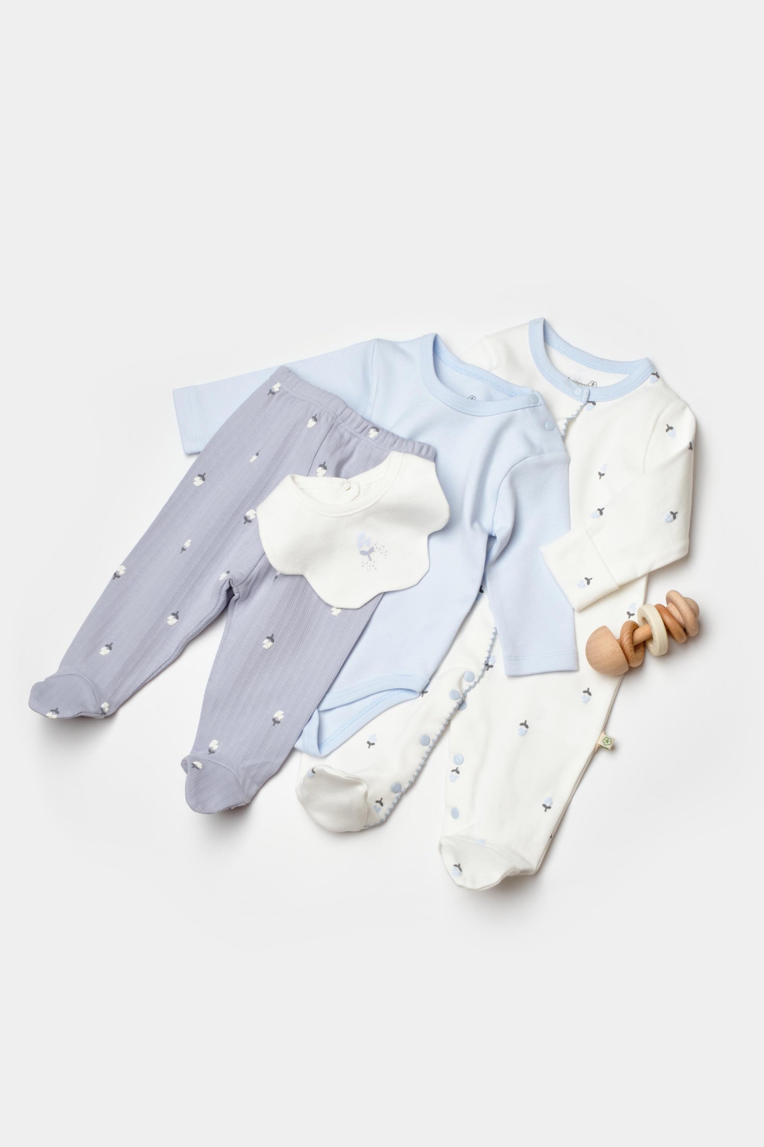 GOTS sertifikalı, organik pamuklu, love floral desenli unisex 4’lü yenidoğan takımı – 0-3 ay bebekler için body, pantolon, tulum ve önlükten oluşur