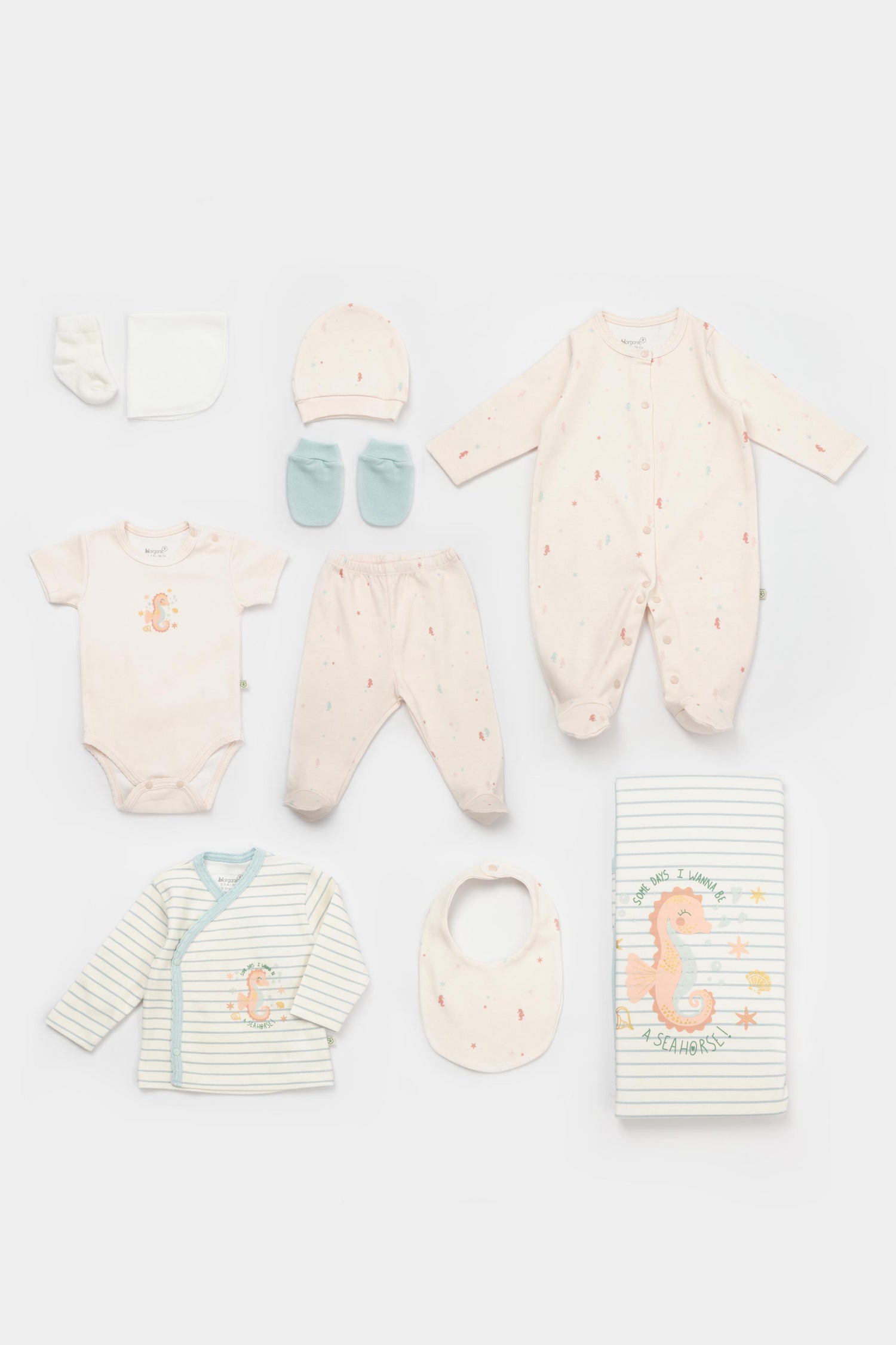 GOTS sertifikalı, organik pamuklu Save the Seahorse temalı unisex 10’lu hastane çıkışı takımı – tulum, body, şapka, eldiven, battaniye ve daha fazlasını içerir