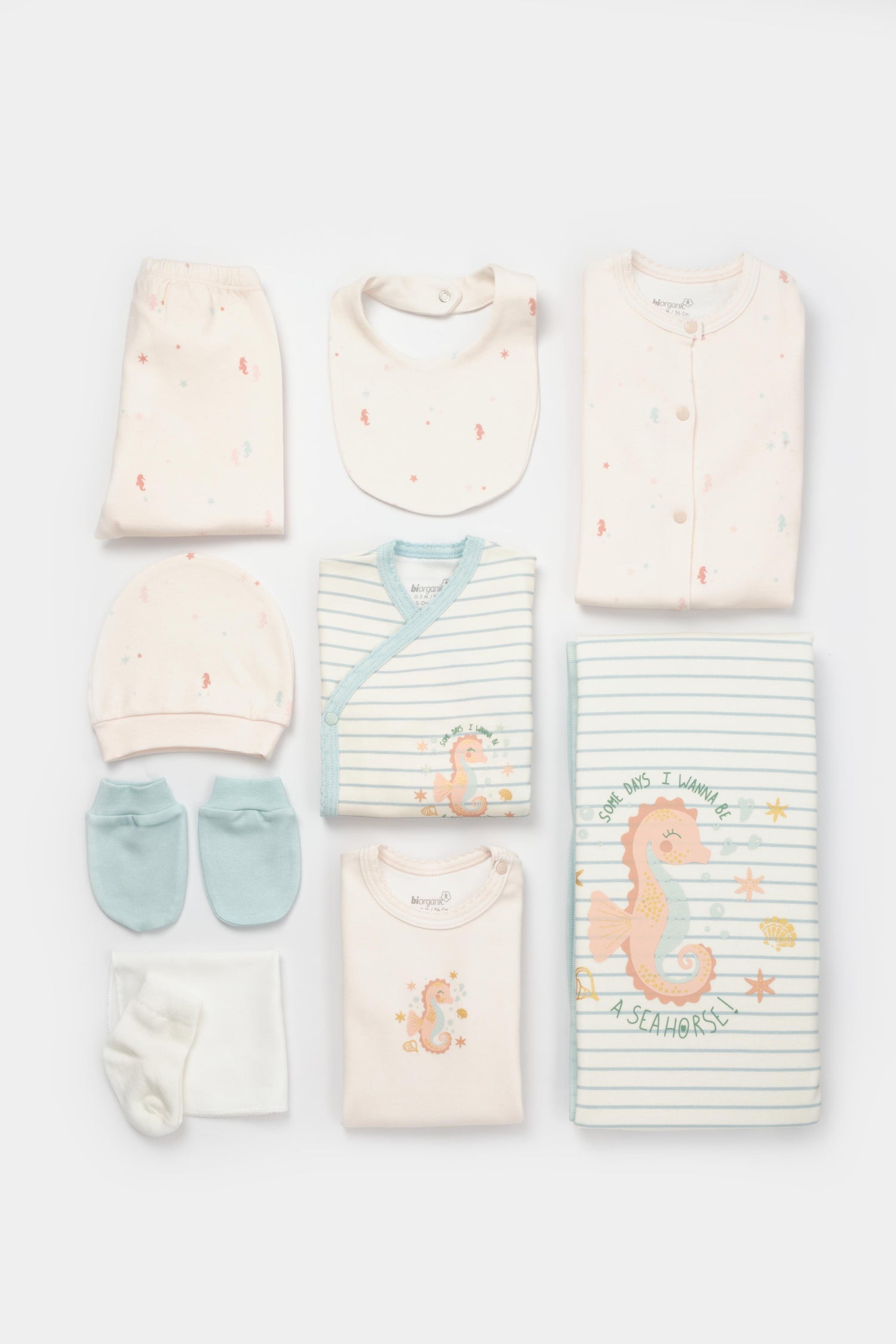 GOTS sertifikalı, organik pamuklu Save the Seahorse temalı unisex 10’lu hastane çıkışı takımı – tulum, body, şapka, eldiven, battaniye ve daha fazlasını içerir
