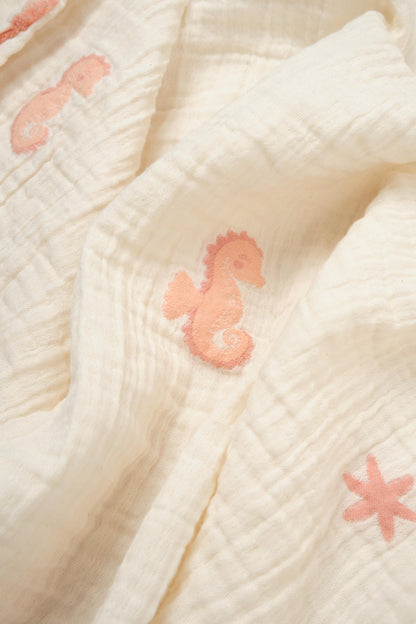 GOTS sertifikalı, organik pamuklu Save the Seahorse temalı 110x110 cm müslin jakarlı battaniye ve çok amaçlı örtü – bebek arabası örtüsü, omuz bezi veya kundak olarak kullanılabilir.