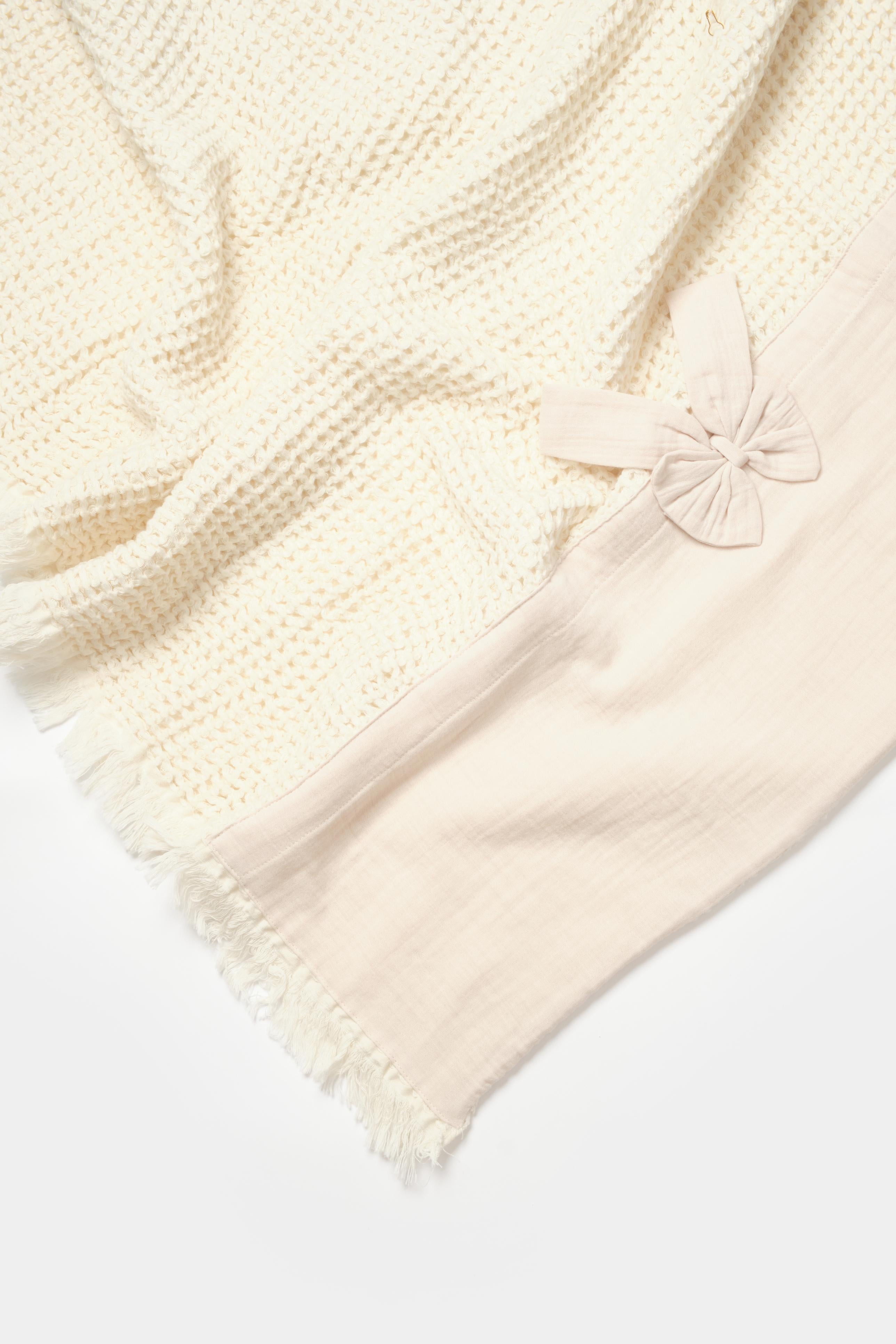 GOTS sertifikalı, organik pamuklu 110x110 cm Natural Life temalı bebek battaniyesi – büyük boy, yumuşak ve unisex kullanım için uygundur.