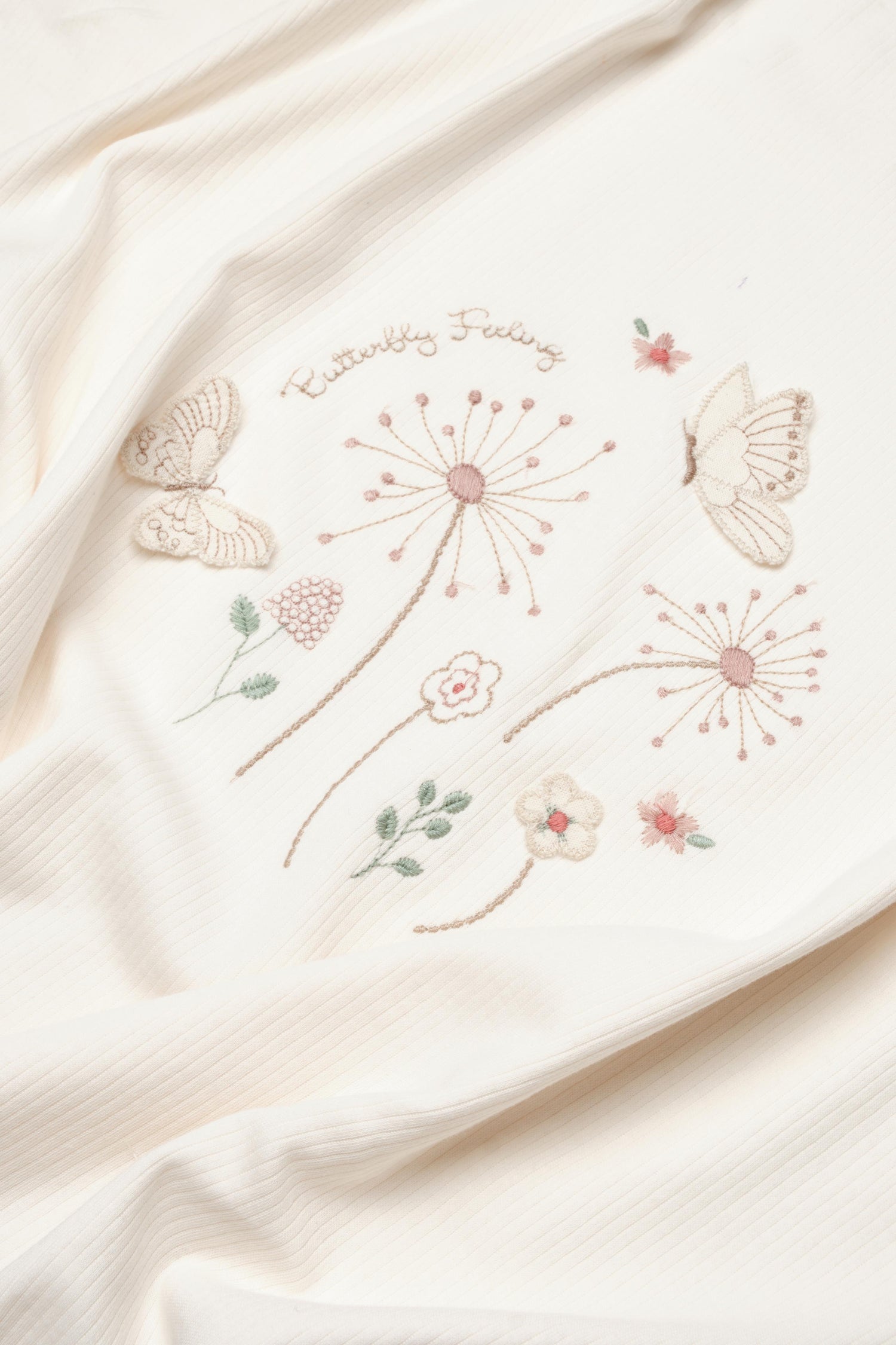 GOTS sertifikalı, organik pamuklu Butterfly Feeling temalı 85x90 cm unisex bebek battaniyesi – yumuşak, nefes alabilir ve hassas bebek ciltleri için uygundur.
