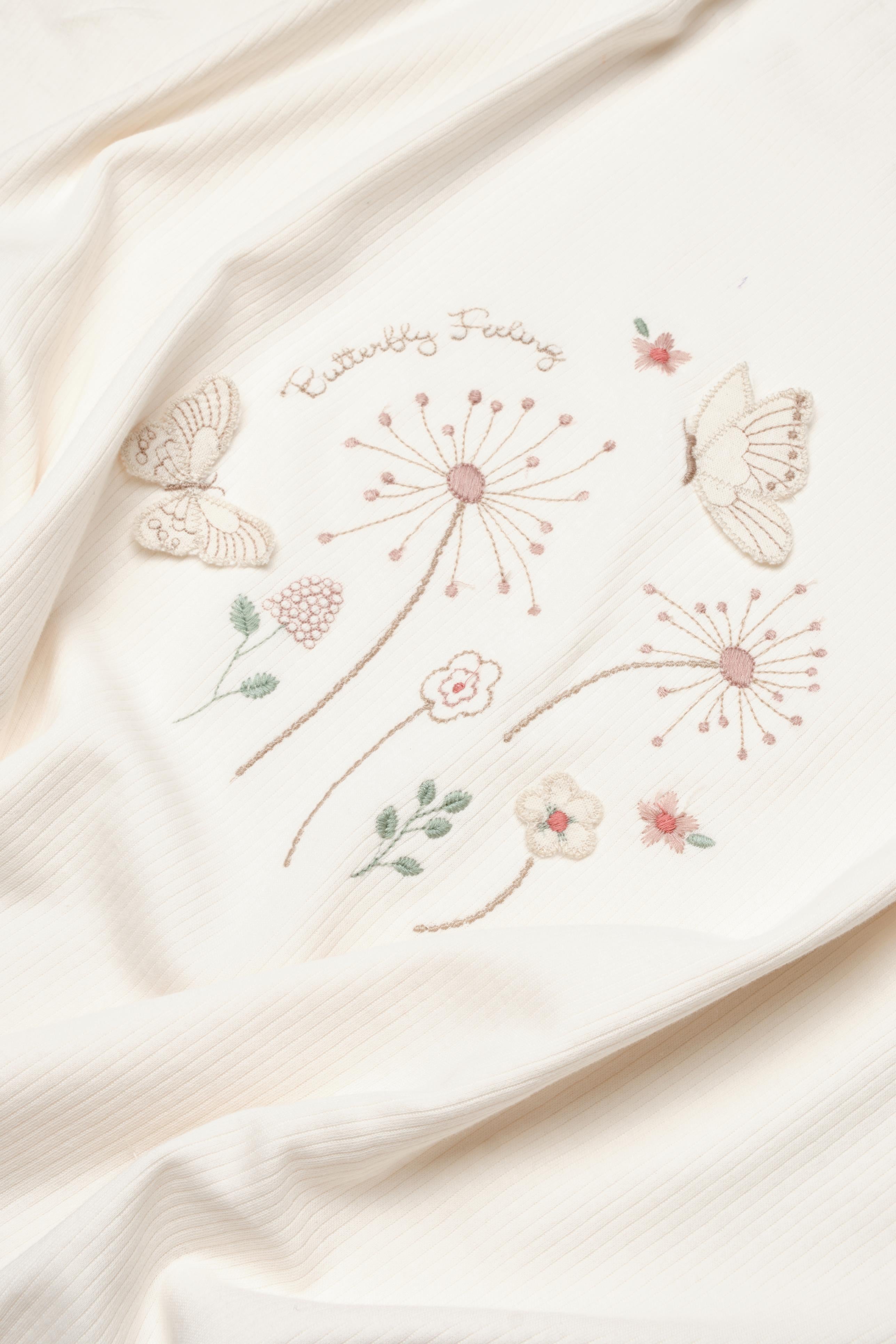 GOTS sertifikalı, organik pamuklu Butterfly Feeling temalı 85x90 cm unisex bebek battaniyesi – yumuşak, nefes alabilir ve hassas bebek ciltleri için uygundur.