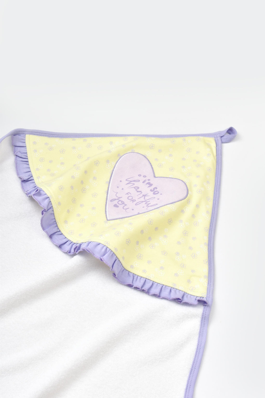GOTS sertifikalı, organik pamuktan üretilmiş Love You Baby temalı silgi havlu – kapüşonlu tasarımıyla yumuşak, emici ve yenidoğanlar için ideal.