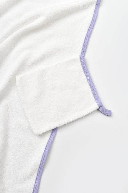 Özel kutulu GOTS sertifikalı, organik pamuktan üretilmiş Love Floral temalı unisex yenidoğan bornoz takımı – yumuşak, emici ve hassas bebek ciltlerine uygundur, banyo kesesi içindedir.