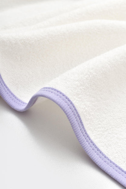 Özel kutulu GOTS sertifikalı, organik pamuktan üretilmiş Love Floral temalı unisex yenidoğan bornoz takımı – yumuşak, emici ve hassas bebek ciltlerine uygundur.