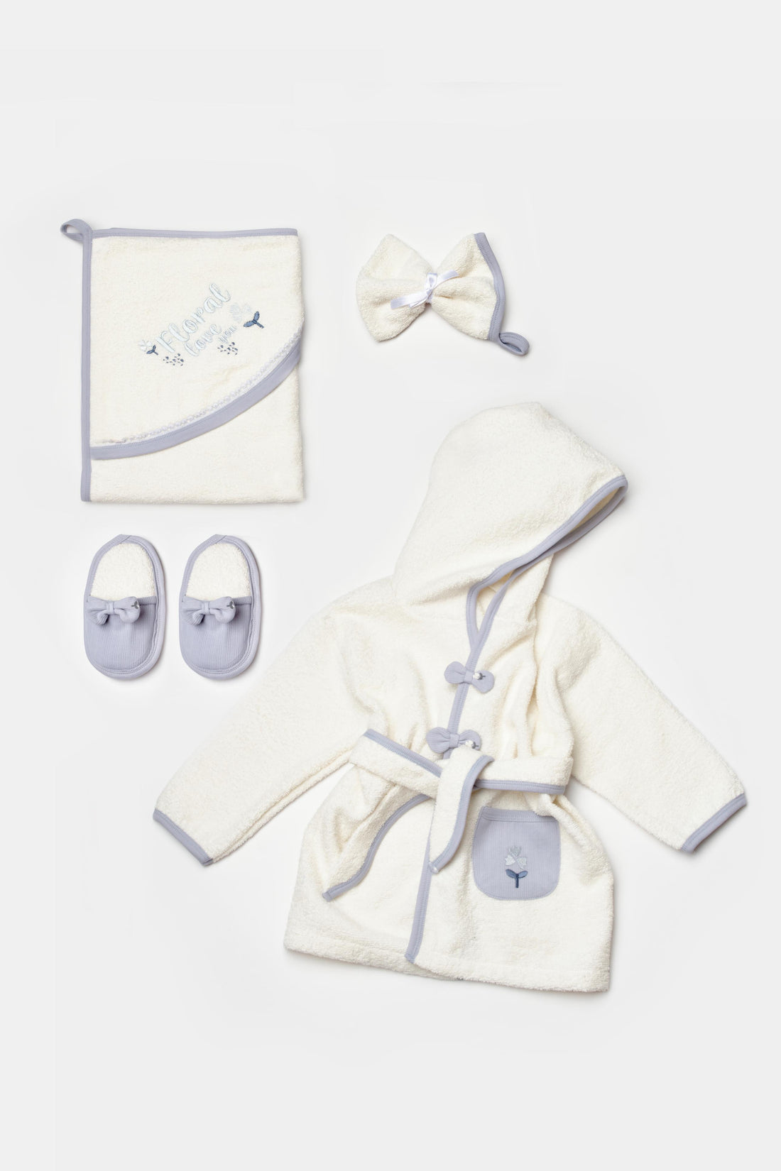 Özel kutulu GOTS sertifikalı, organik pamuktan üretilmiş Love Floral temalı unisex yenidoğan bornoz takımı – yumuşak, emici ve hassas bebek ciltlerine uygundur.