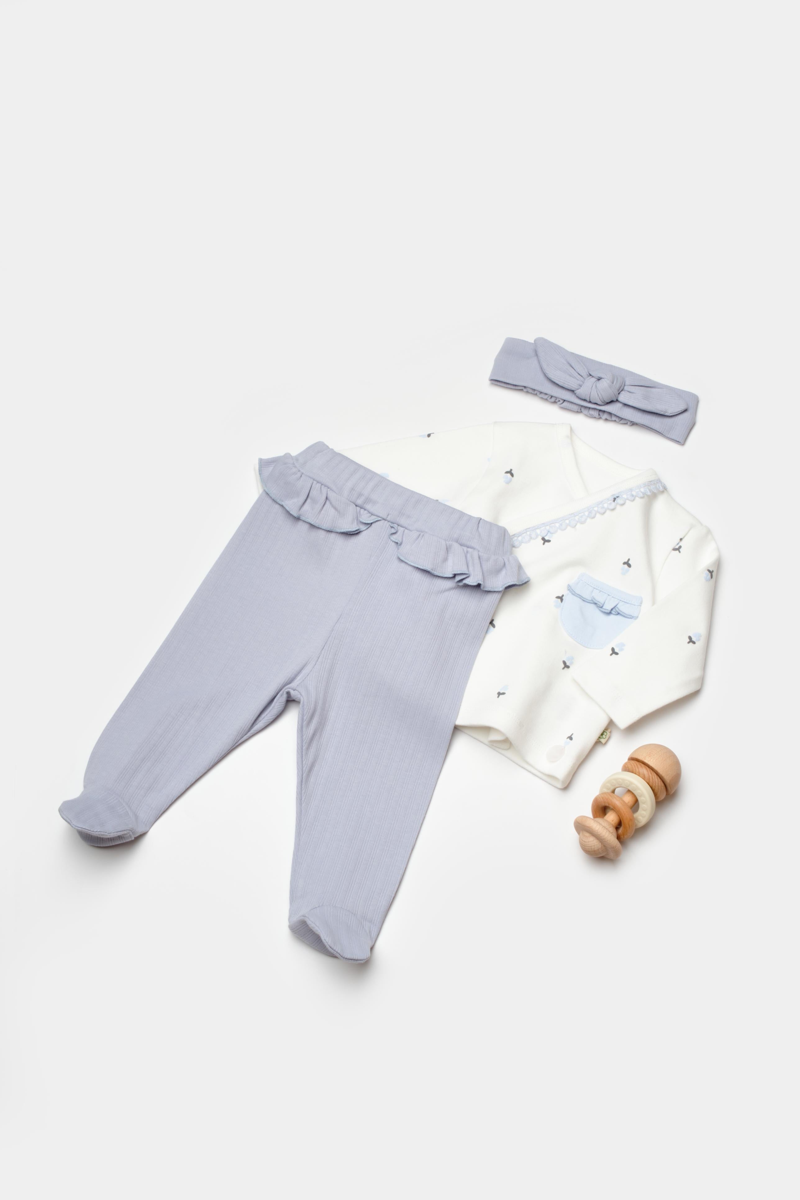 GOTS sertifikalı, organik pamuklu, love floral desenli kız bebek 3’lü takım – 0-6 ay arası için body, alt ves aç bandından  oluşur.