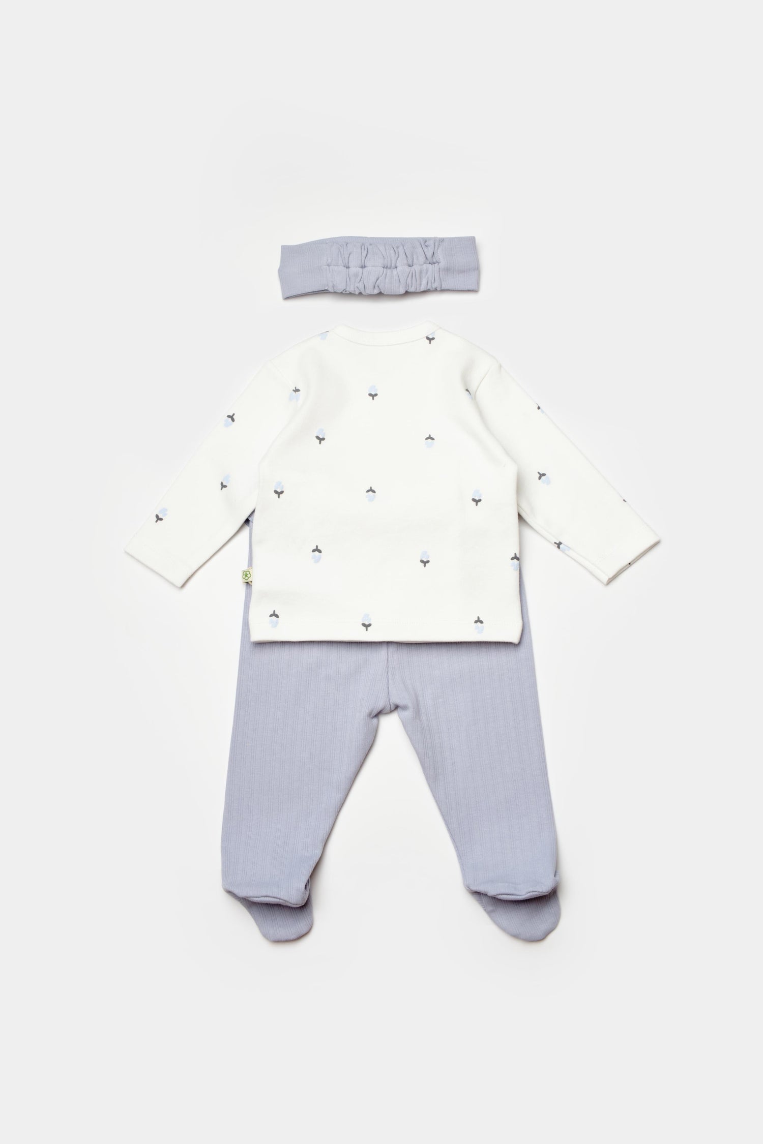 GOTS sertifikalı, organik pamuklu, love floral desenli kız bebek 3’lü takım – 0-6 ay arası için body, alt ves aç bandından  oluşur.