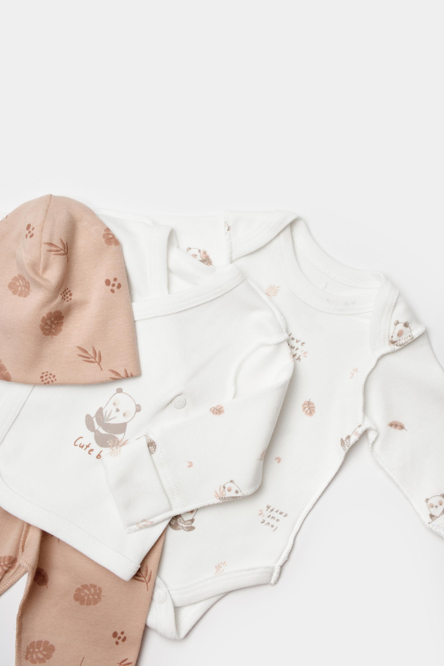 OTS sertifikalı, organik pamuklu Save The Earth temalı prematüre unisex 4’lü bebek takımı – tulum, body, şapka ve zıbın içerir. Yenidoğanlar için yumuşak ve nefes alabilir kumaş.