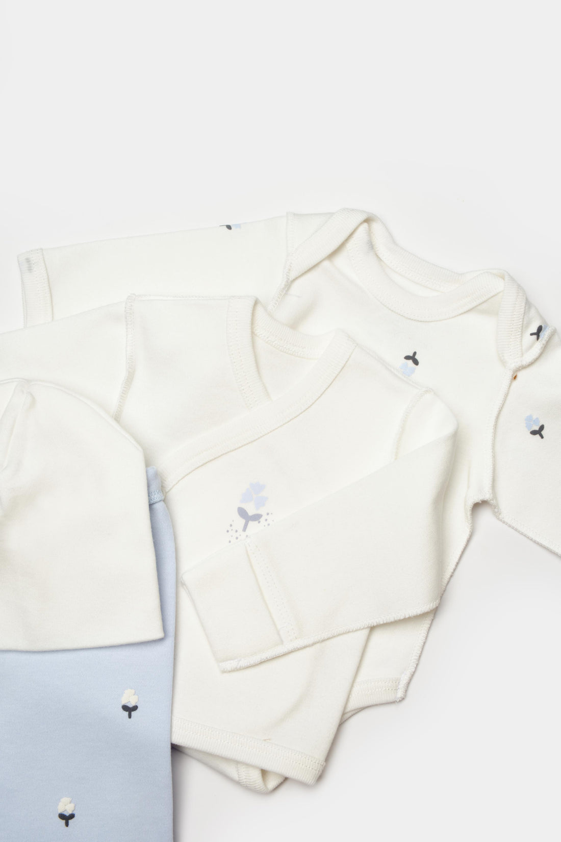GOTS sertifikalı, organik pamuklu Love Floral temalı prematüre unisex 4’lü bebek takımı – tulum, body, şapka ve patikli pantalon içerir. Yenidoğanlar için yumuşak ve doğal dokulu.