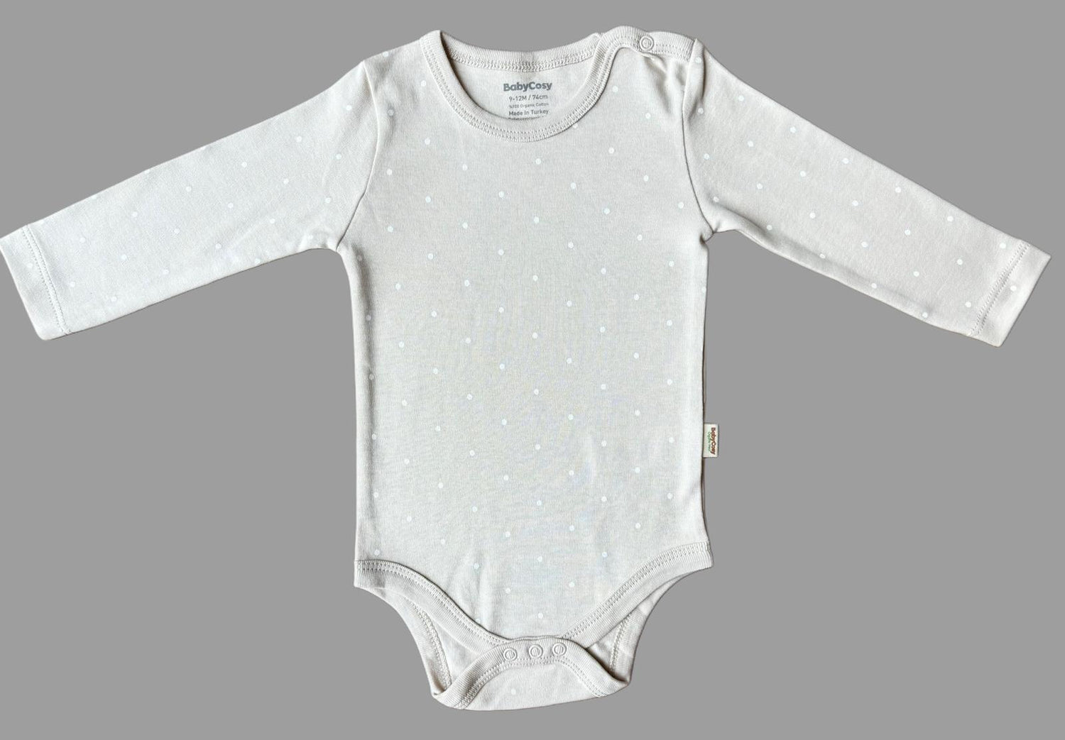 GOTS sertifikalı, organik pamuktan üretilmiş unisex bebek 3’lü uzun kollu body seti – 9-24 ay arası kullanım için uygundur; kutulu sunumuyla hediye seçeneği olarak da idealdir.