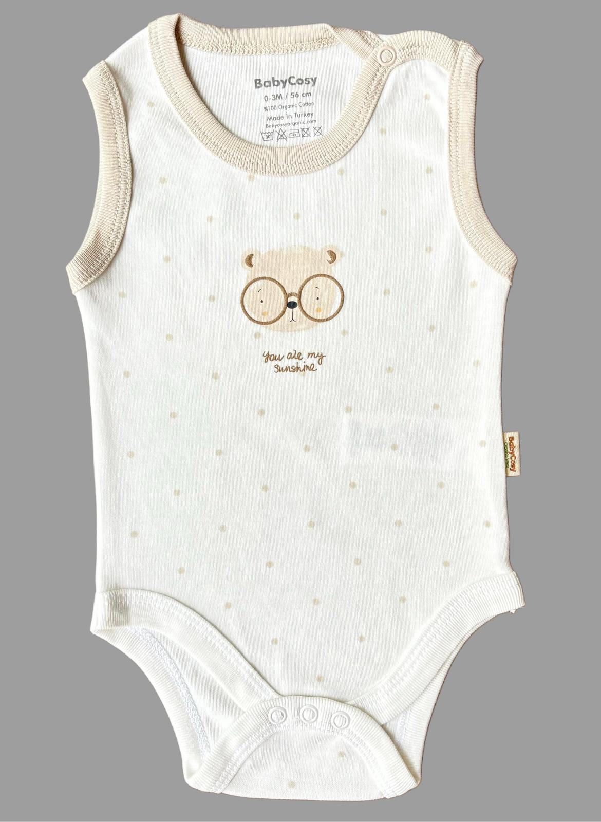 GOTS sertifikalı, organik pamuktan üretilmiş unisex bebek 3’lü kolsuz body seti – 0-9 ay arası kullanım için uygundur; kutulu ve yumuşak dokusuyla bebekler için konforlu bir seçenektir.