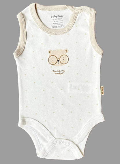 GOTS sertifikalı, organik pamuktan üretilmiş unisex bebek 3’lü kolsuz body seti – 0-9 ay arası kullanım için uygundur; kutulu ve yumuşak dokusuyla bebekler için konforlu bir seçenektir.