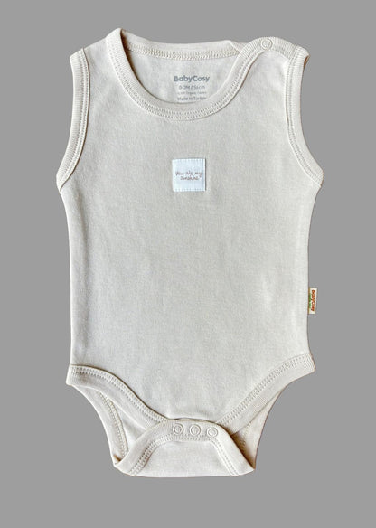 GOTS sertifikalı, organik pamuktan üretilmiş unisex bebek 3’lü kolsuz body seti – 0-9 ay arası kullanım için uygundur; kutulu ve yumuşak dokusuyla bebekler için konforlu bir seçenektir.