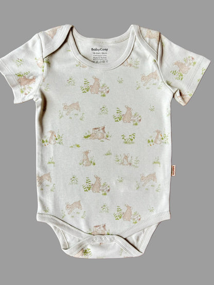 GOTS sertifikalı, organik pamuklu unisex bebek 3’lü kısa kollu body seti – 9-24 ay arası kullanım için uygundur; kutulu sunumuyla hediye seçeneği olarak da idealdir.