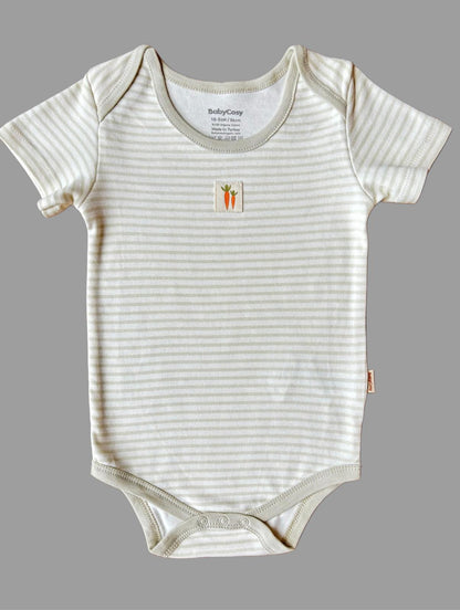GOTS sertifikalı, organik pamuklu unisex bebek 3’lü kısa kollu body seti – 9-24 ay arası kullanım için uygundur; kutulu sunumuyla hediye seçeneği olarak da idealdir.