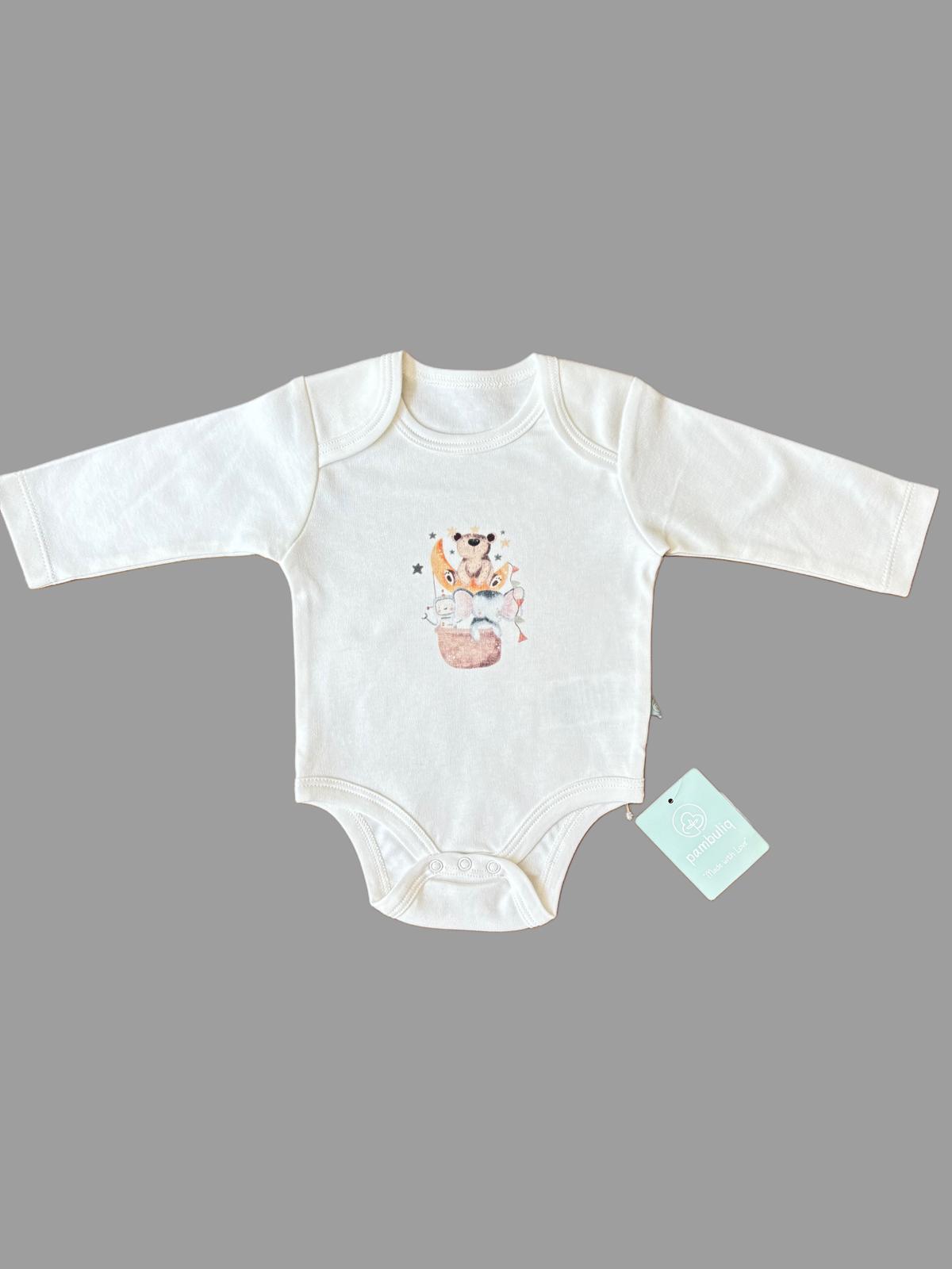GOTS ve OEKO-TEX sertifikalı, organik pamuktan üretilmiş uniseks bebek 3’lü set – body, pantolon ve bereden oluşur; 0-6 ay arası kullanım için uygundur, yumuşak ve cilt dostudur.