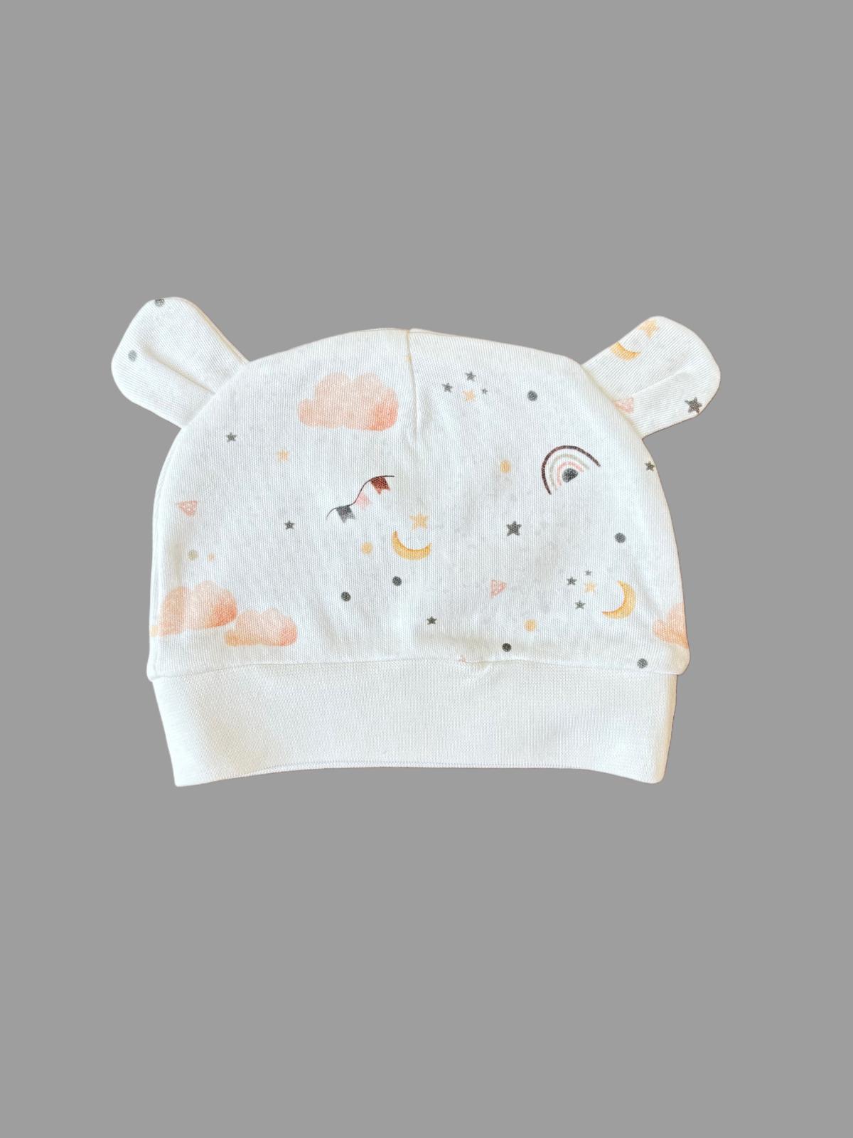 GOTS ve OEKO-TEX sertifikalı, organik pamuktan üretilmiş uniseks bebek 3’lü set – body, pantolon ve bereden oluşur; 0-6 ay arası kullanım için uygundur, yumuşak ve cilt dostudur.