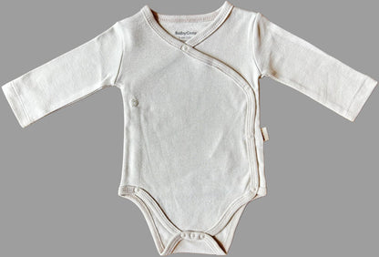 GOTS sertifikalı, organik pamuktan üretilmiş unisex bebek 2’li kruvaze body seti – 0-9 ay arası kullanım için uygundur; kolay giydirilebilir tasarımı ve yumuşak dokusuyla hassas ciltler için idealdir.