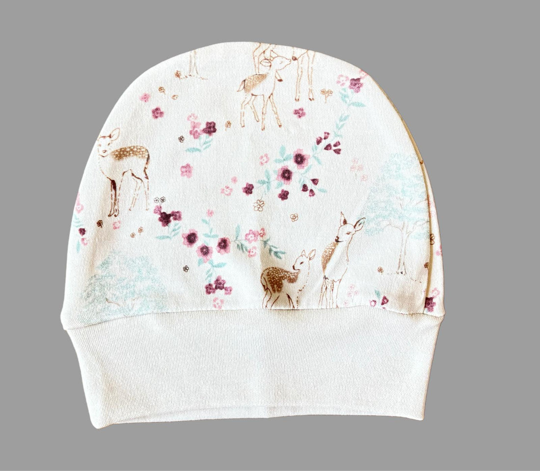 Organik pamuktan üretilmiş kız bebek 3’lü takım – şapka, sweatshirt ve pantolondan oluşur; 3-18 ay arası kullanım için uygundur, yumuşak ve konforlu yapısıyla günlük kullanıma idealdir.