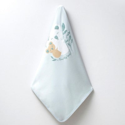 Organik pamuklu, OEKO-TEX sertifikalı koala desenli bebek battaniyesi – 85×85 cm ölçülerinde, yumuşak ve nefes alabilen yapıdadır.