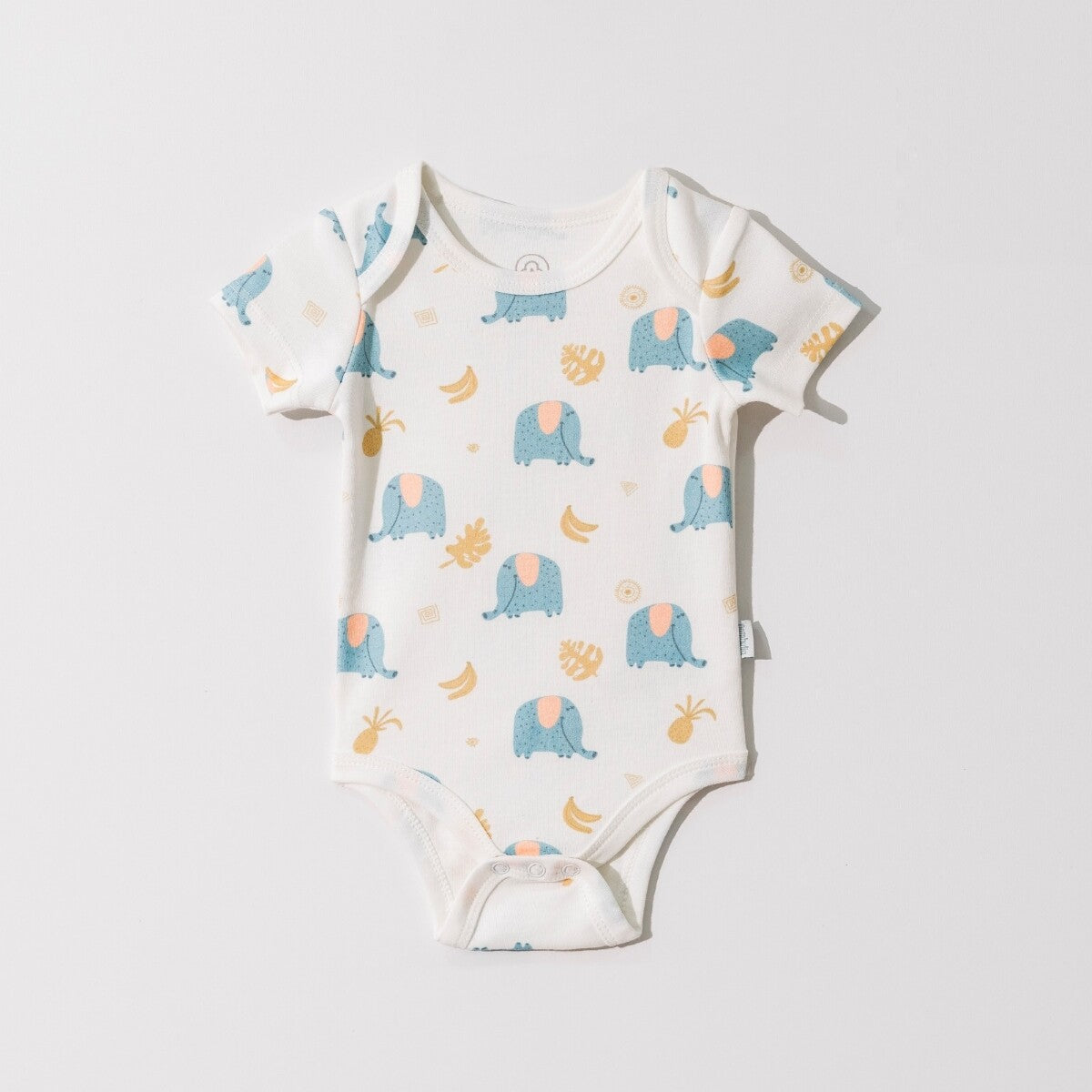GOTS ve OEKO-TEX sertifikalı, organik pamuktan üretilmiş unisex bebek body – 0-18 ay arası kullanım için uygundur; yumuşak, nefes alabilir ve hassas ciltler için güvenli bir seçenektir.