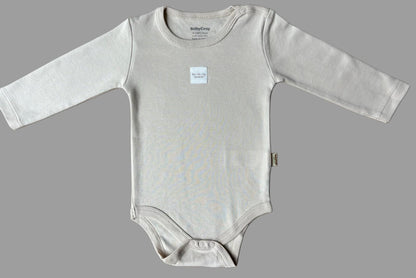 GOTS sertifikalı, organik pamuktan üretilmiş unisex bebek 3’lü uzun kollu body seti – 9-24 ay arası kullanım için uygundur; kutulu sunumuyla hediye seçeneği olarak da idealdir.