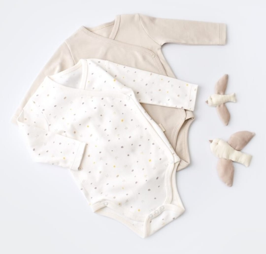 GOTS sertifikalı, organik pamuktan üretilmiş unisex bebek 2’li kruvaze body seti – 0-9 ay arası kullanım için uygundur; kolay giydirilebilir tasarımı ve yumuşak dokusuyla hassas ciltler için idealdir.