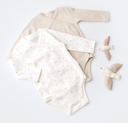 GOTS sertifikalı, organik pamuktan üretilmiş unisex bebek 2’li kruvaze body seti – 0-9 ay arası kullanım için uygundur; kolay giydirilebilir tasarımı ve yumuşak dokusuyla hassas ciltler için idealdir.