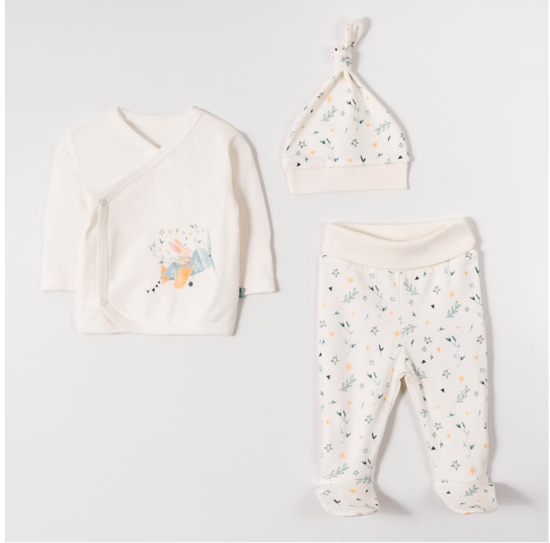 GOTS ve OEKO-TEX sertifikalı, organik pamuktan üretilmiş unisex yenidoğan bebek 3’lü takımı – 0-1 ay arası kullanım için uygundur; yumuşak dokusu ve doğal içeriğiyle hassas ciltler için güvenlidir.