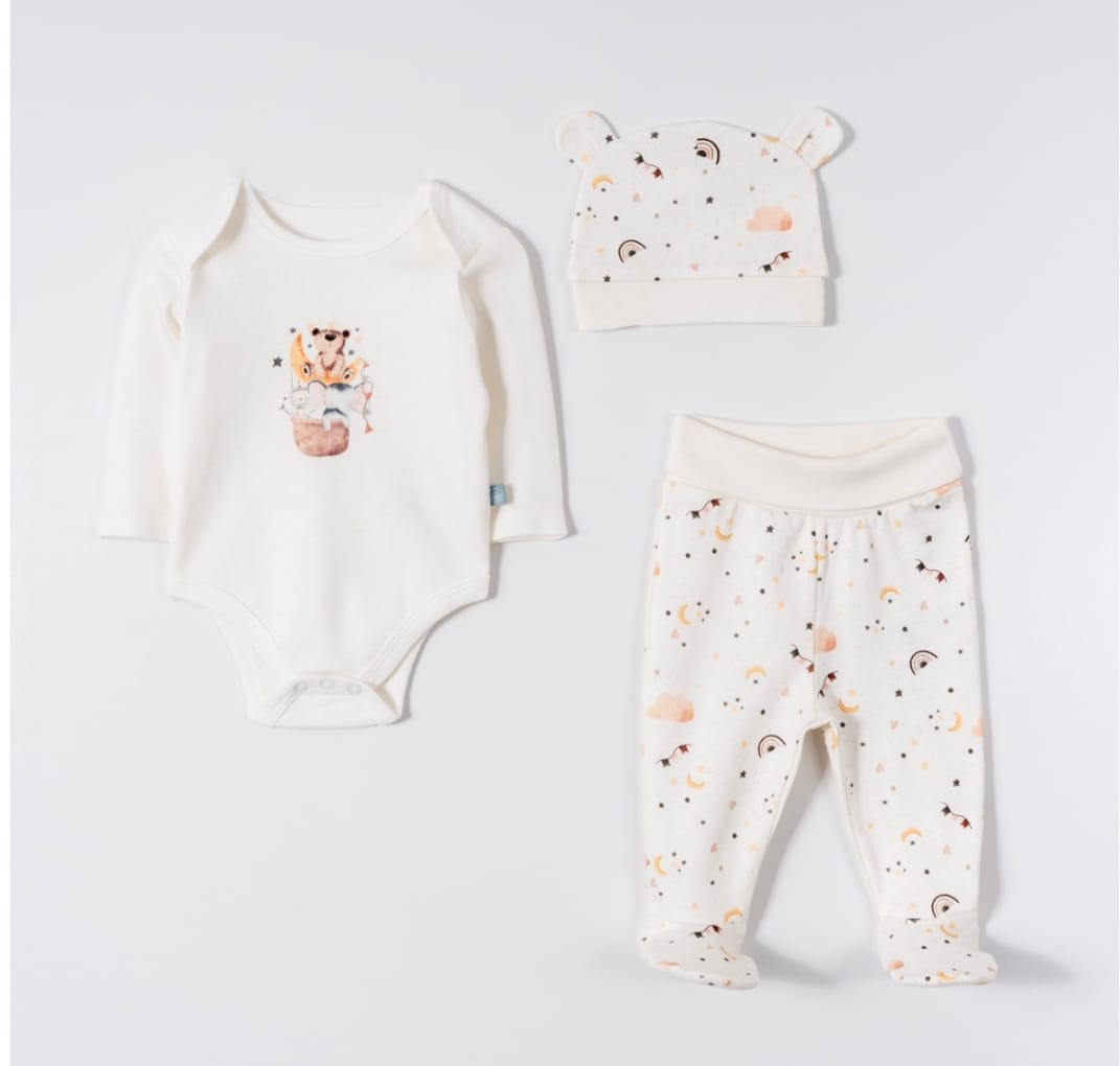 GOTS ve OEKO-TEX sertifikalı, organik pamuktan üretilmiş uniseks bebek 3’lü set – body, pantolon ve bereden oluşur; 0-6 ay arası kullanım için uygundur, yumuşak ve cilt dostudur.