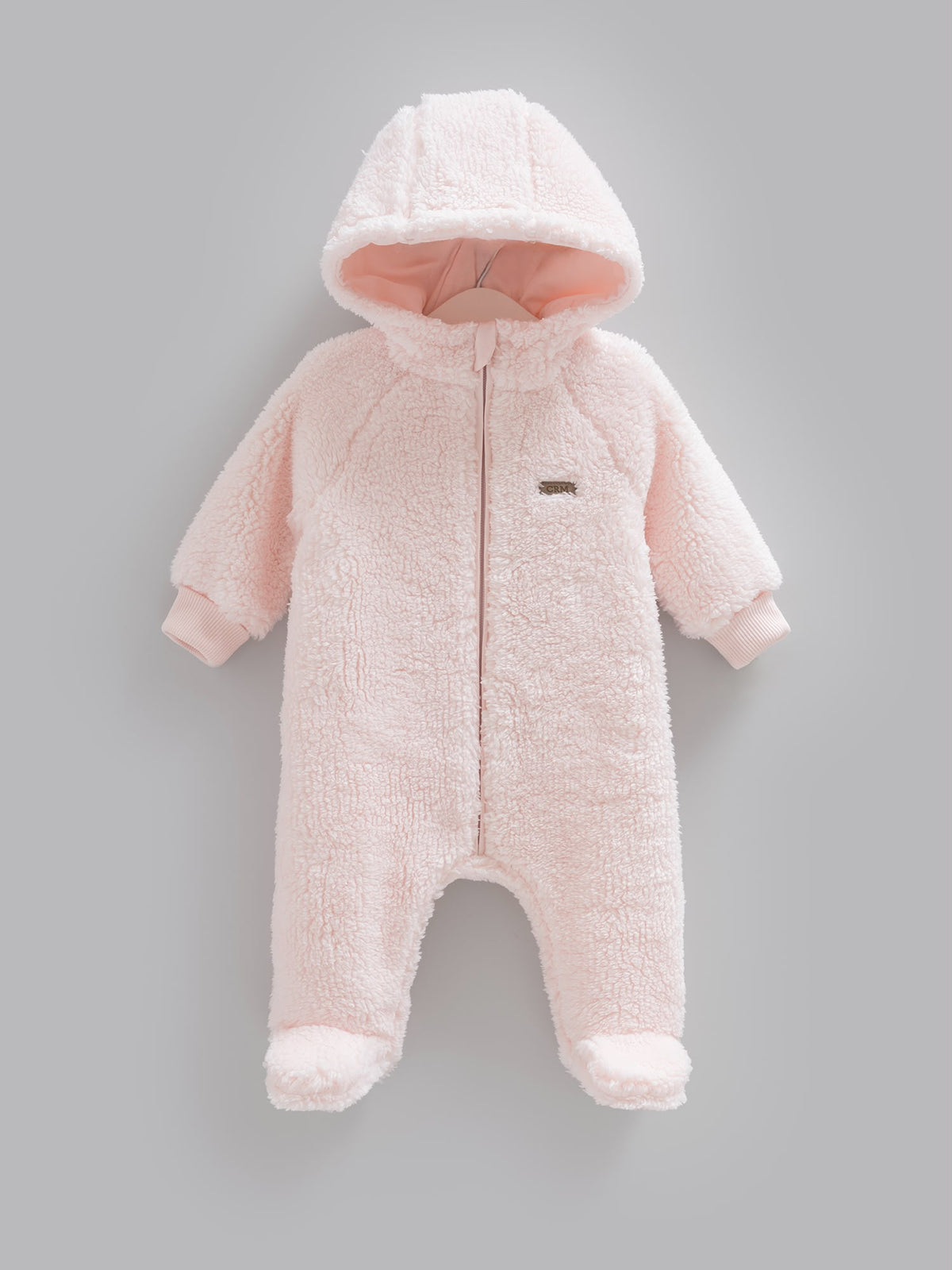 Açık pembe, tüylü dokulu, kapüşonlu ve önden fermuarlı, patikli kışlık kız bebek tulum.